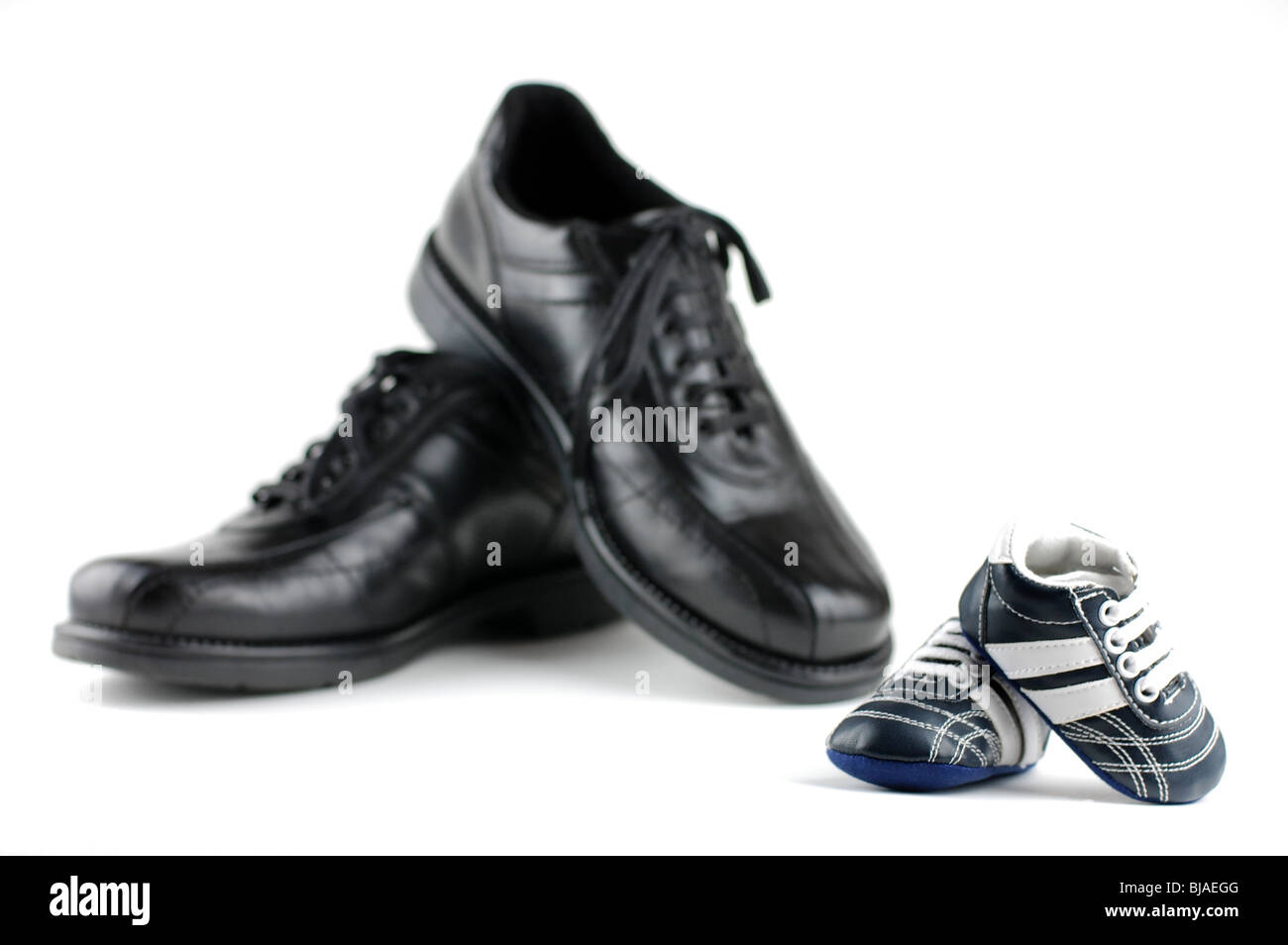 Une paire de chaussures pour homme noir et une paire de chaussures bébé  bleu pour le nouveau-né. Père et fils concept Photo Stock - Alamy