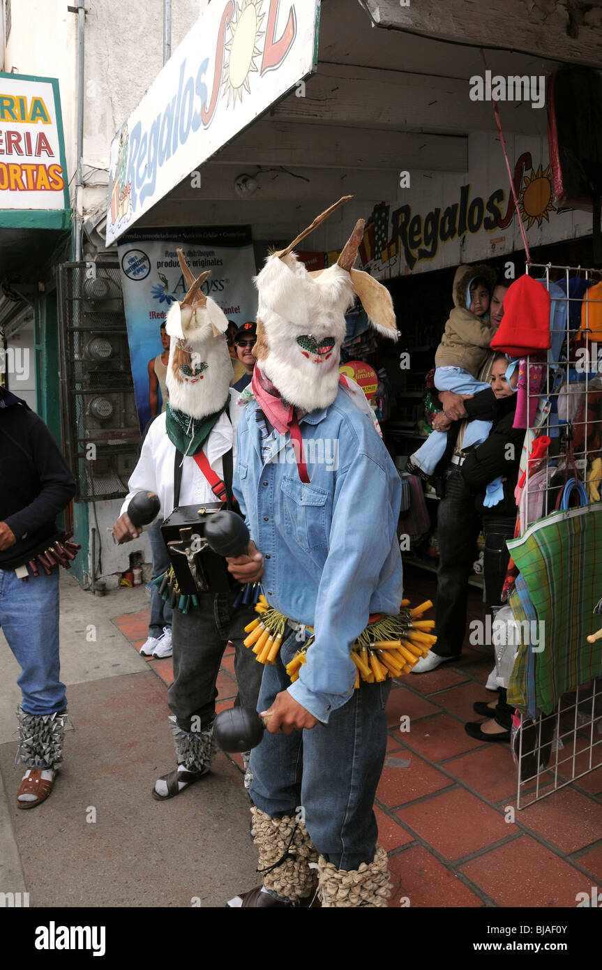 Yaquis deer danseurs de Sinaloa effectuer dans les rues de Nogales, Sonora, Mexique. Banque D'Images