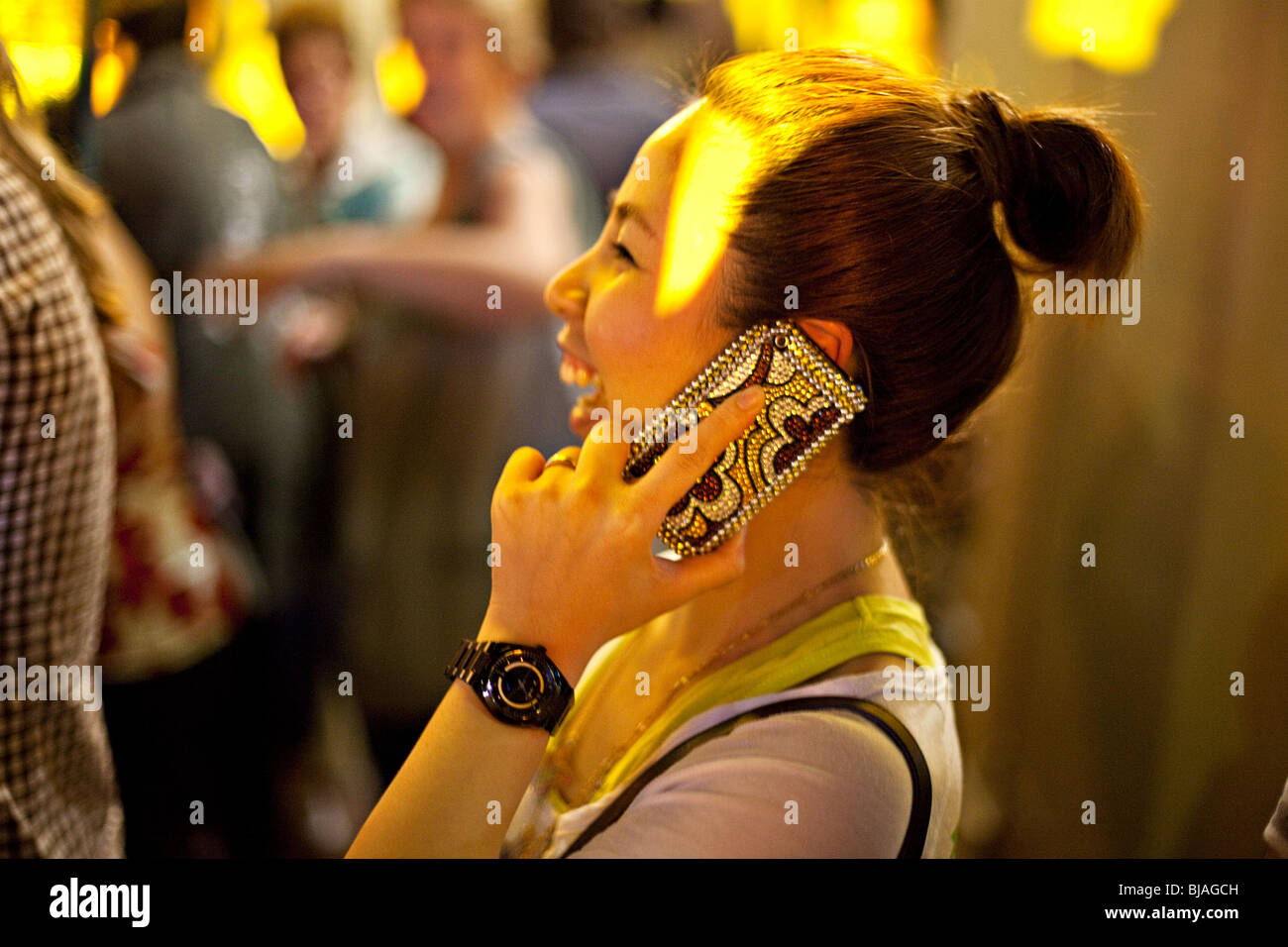Femme chinoise avec cher téléphone mobile Banque D'Images