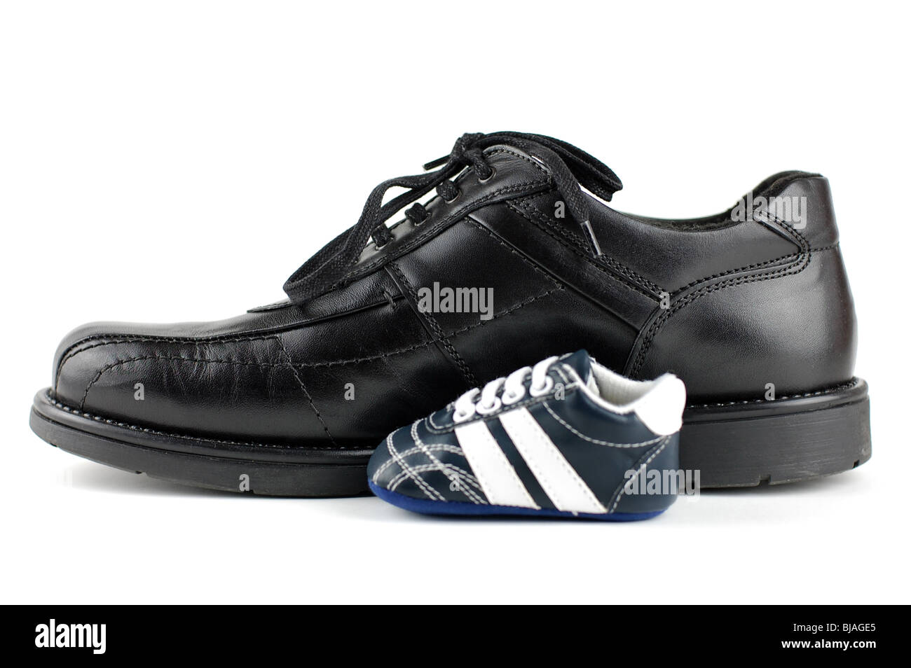 A Black Man's shoe chaussure bébé bleu et une pour le nouveau-né. Père et  fils concept Photo Stock - Alamy