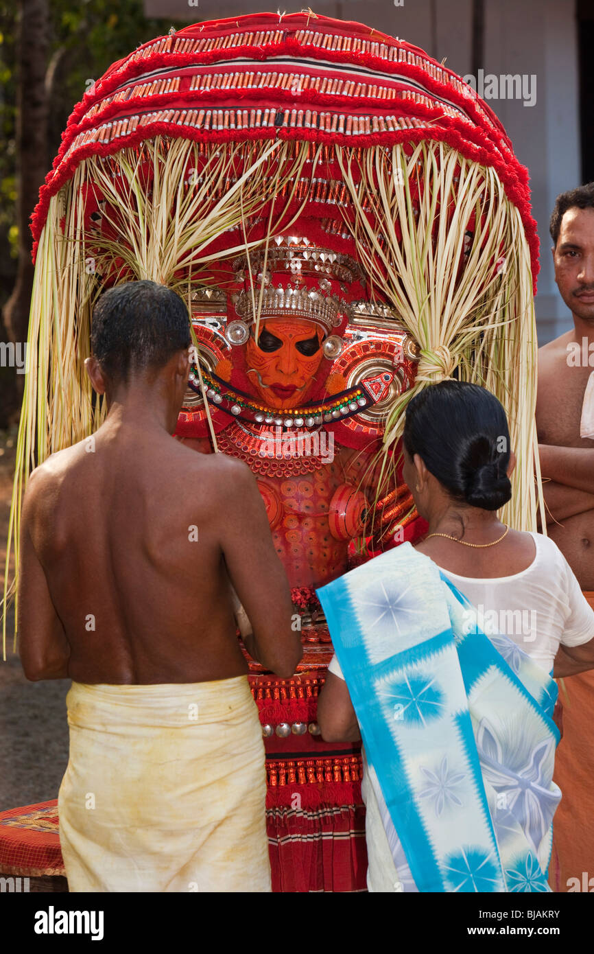 L'Inde, le Kerala, Cannanore (Kannur), serpent, Theyyam Naga Kanni déité donnant bénédiction à dévot femelle Banque D'Images