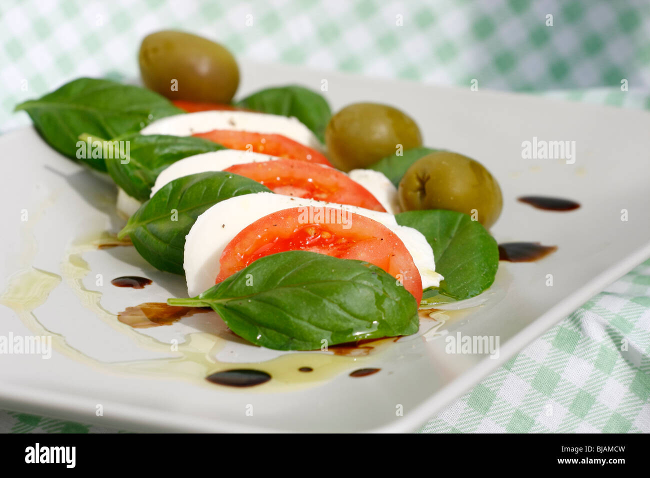 Salade caprese avec poivre, huile d'olive et d'aceto balsamico Banque D'Images