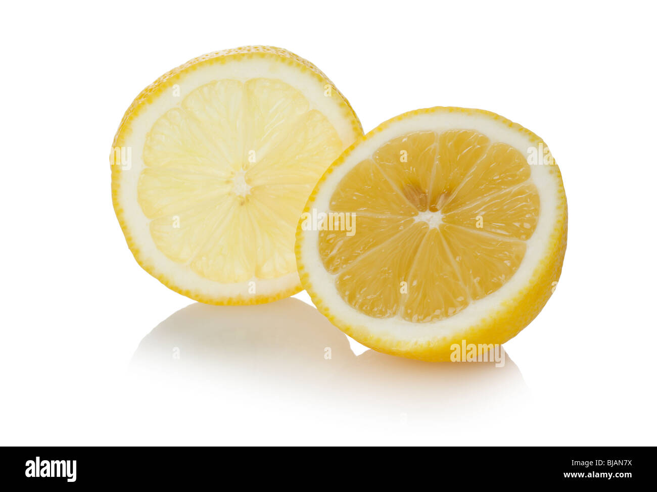 Demi-citron et émincez isolé sur fond blanc Banque D'Images