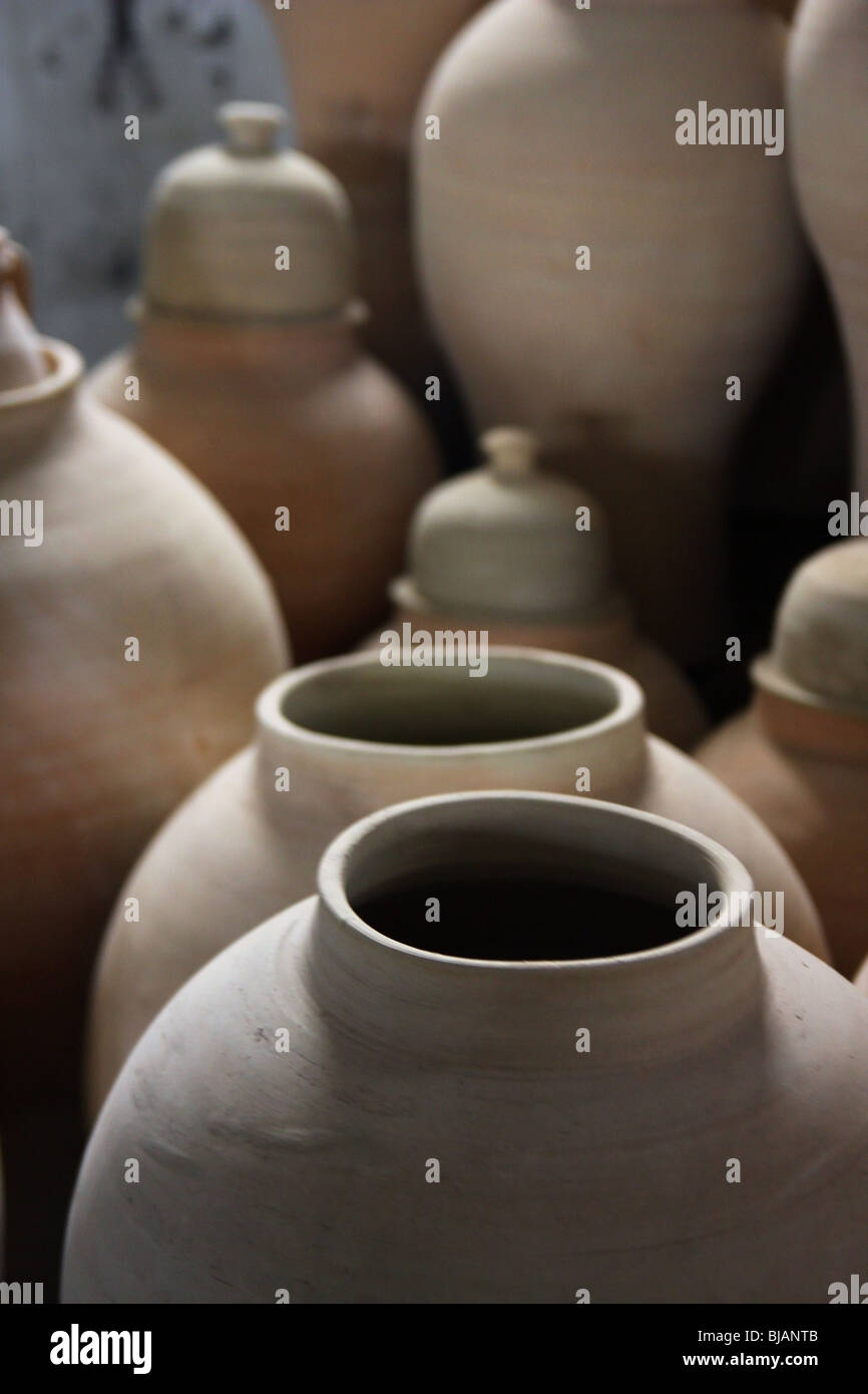 Vases en céramique artisanale sur l'affichage à une usine de tuiles à Fez, Maroc Banque D'Images