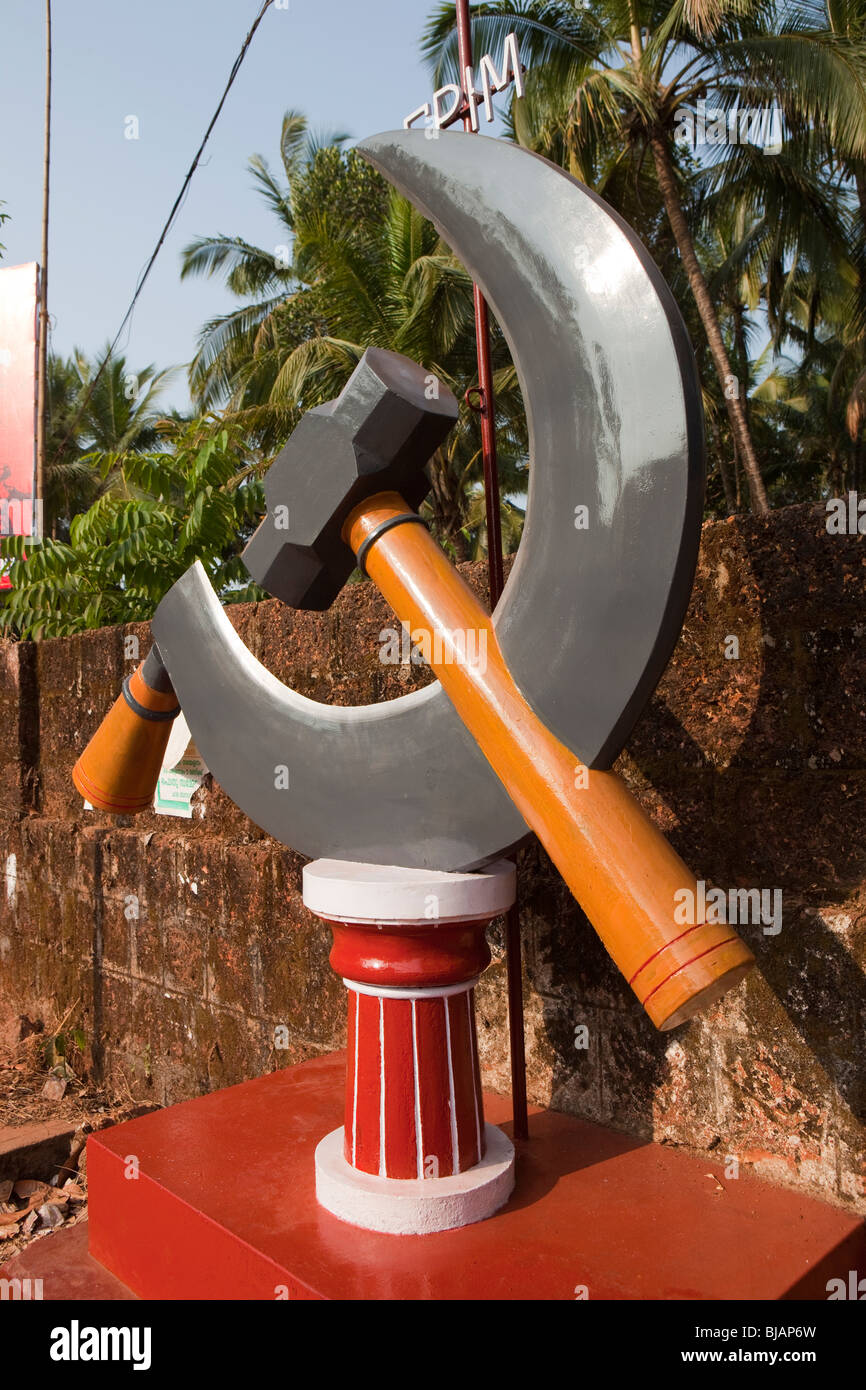 L'Inde, le Kerala, Cannanore (Kannur), Parti communiste de l'Inde (maoïste) marteau et la faucille de symbole dans village rural Banque D'Images