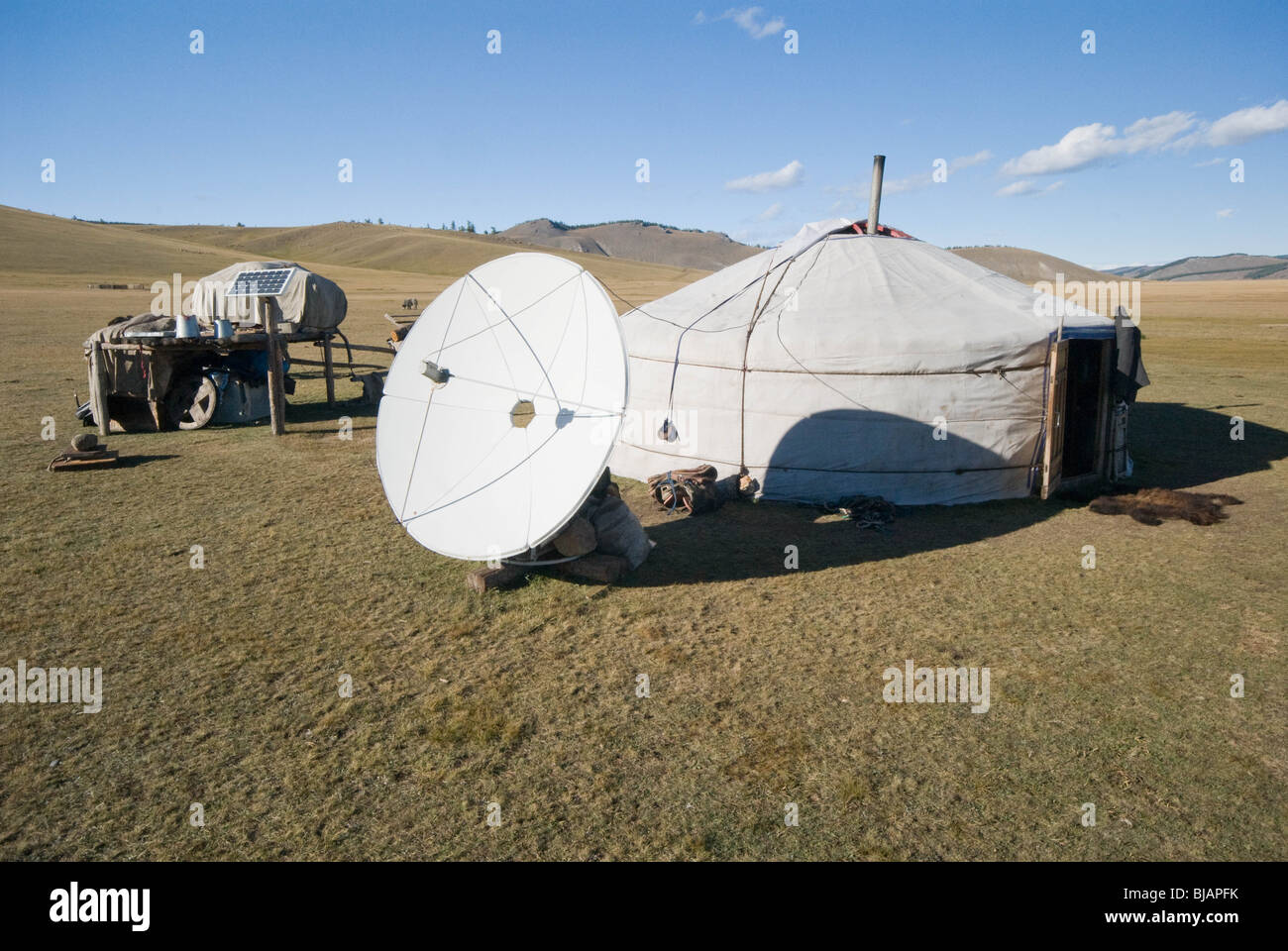 Nomades mongols fournir de l'électricité pour leur télévision par satellite avec l'énergie solaire. Banque D'Images