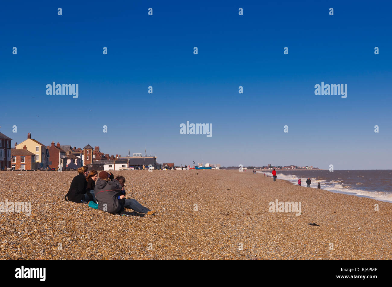 Des gens assis sur la plage à Aldeburgh , Suffolk , Angleterre , Angleterre , Royaume-Uni Banque D'Images