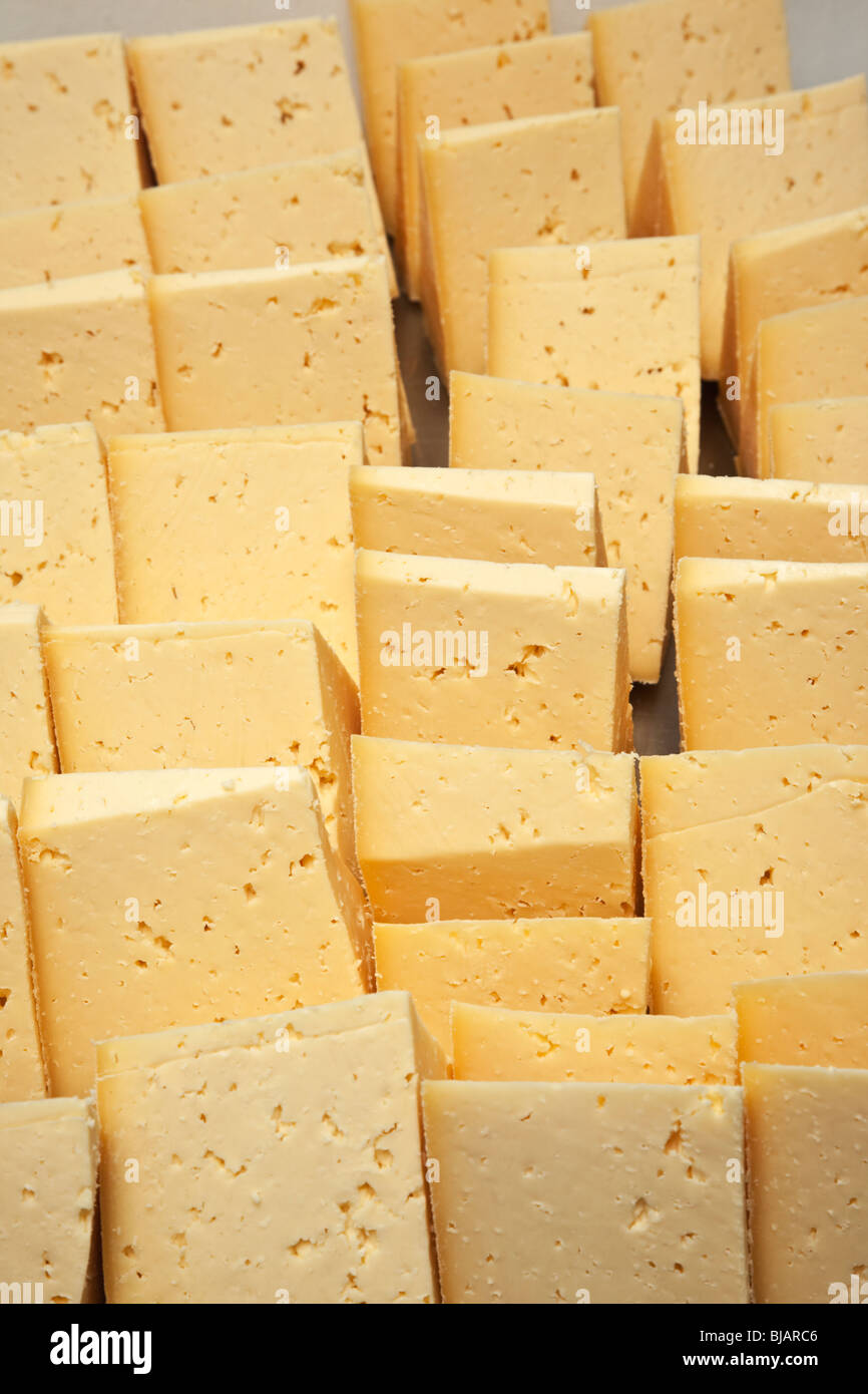 Près de beaucoup de morceaux de fromage dans une laiterie. Portrait Banque D'Images
