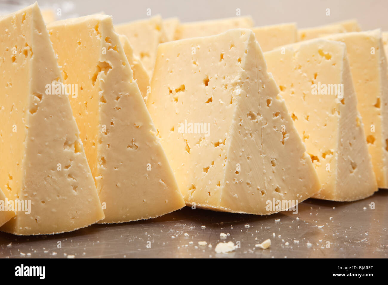 Près de beaucoup de morceaux de fromage dans une laiterie. Paysage Banque D'Images