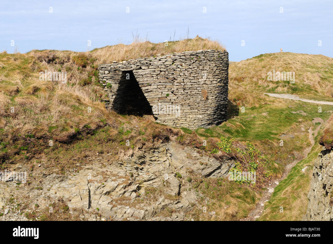 Ancien four à chaux près de Gwbert sur mer sur le sentier littoral Ceredigion Pays de Galles Cymru UK GO Banque D'Images