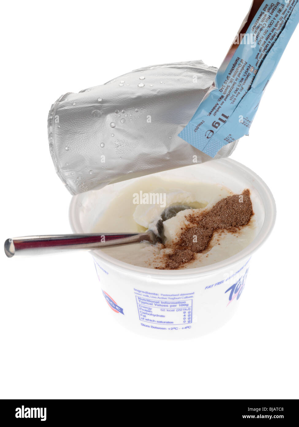 Yogourt faible en gras avec un verre de chocolat en poudre Banque D'Images