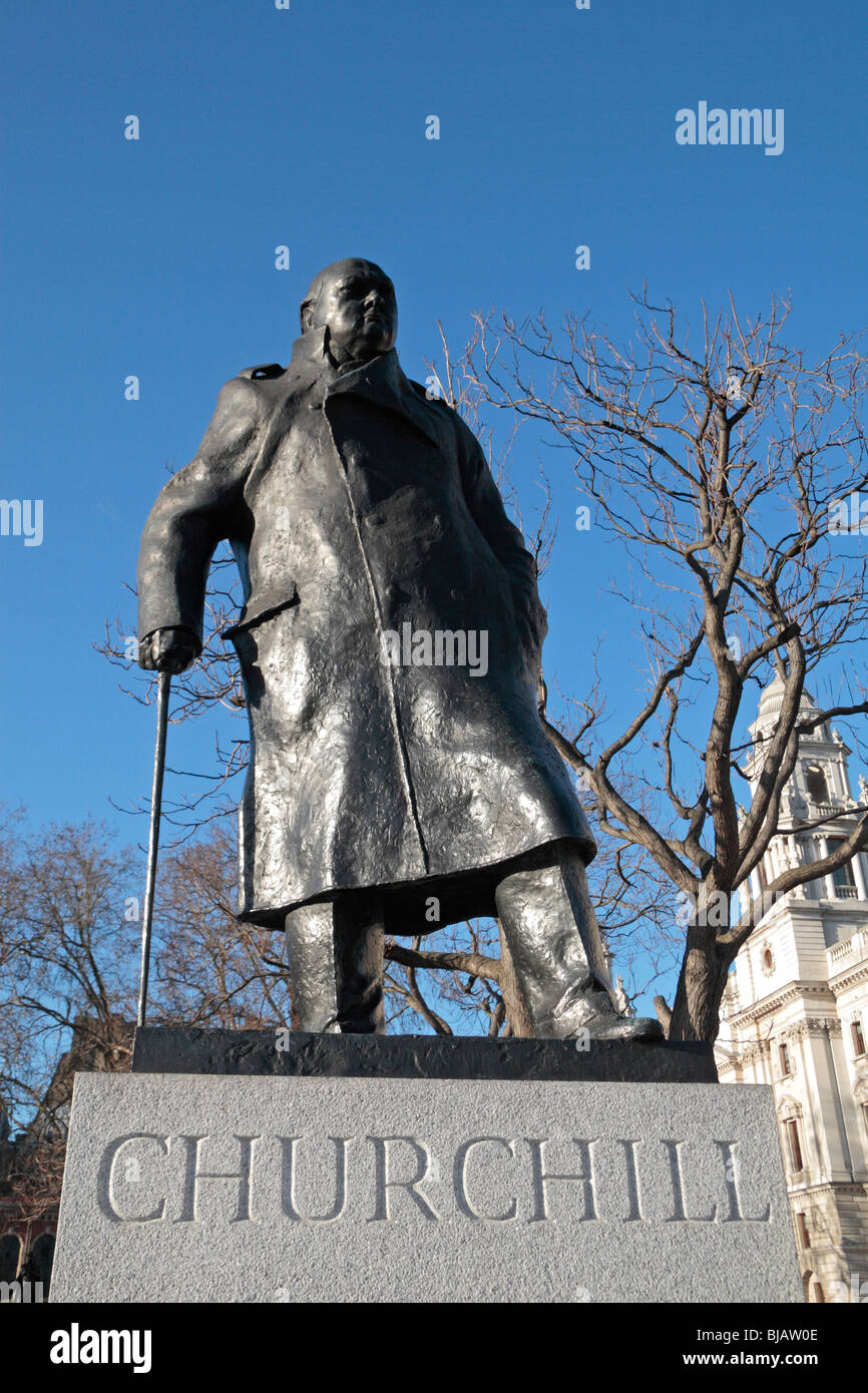 L'imposante statue de Sir Winston Churchill, par Ivor Roberts-Jones, dans la région de Parliament Square, London, UK. Banque D'Images