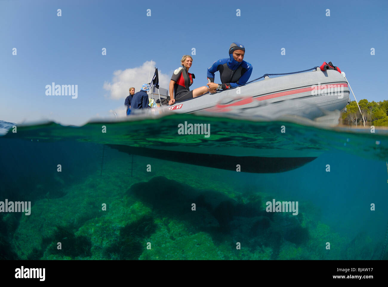 Plongeurs à bord d'un bateau dans la mer Méditerranée Banque D'Images