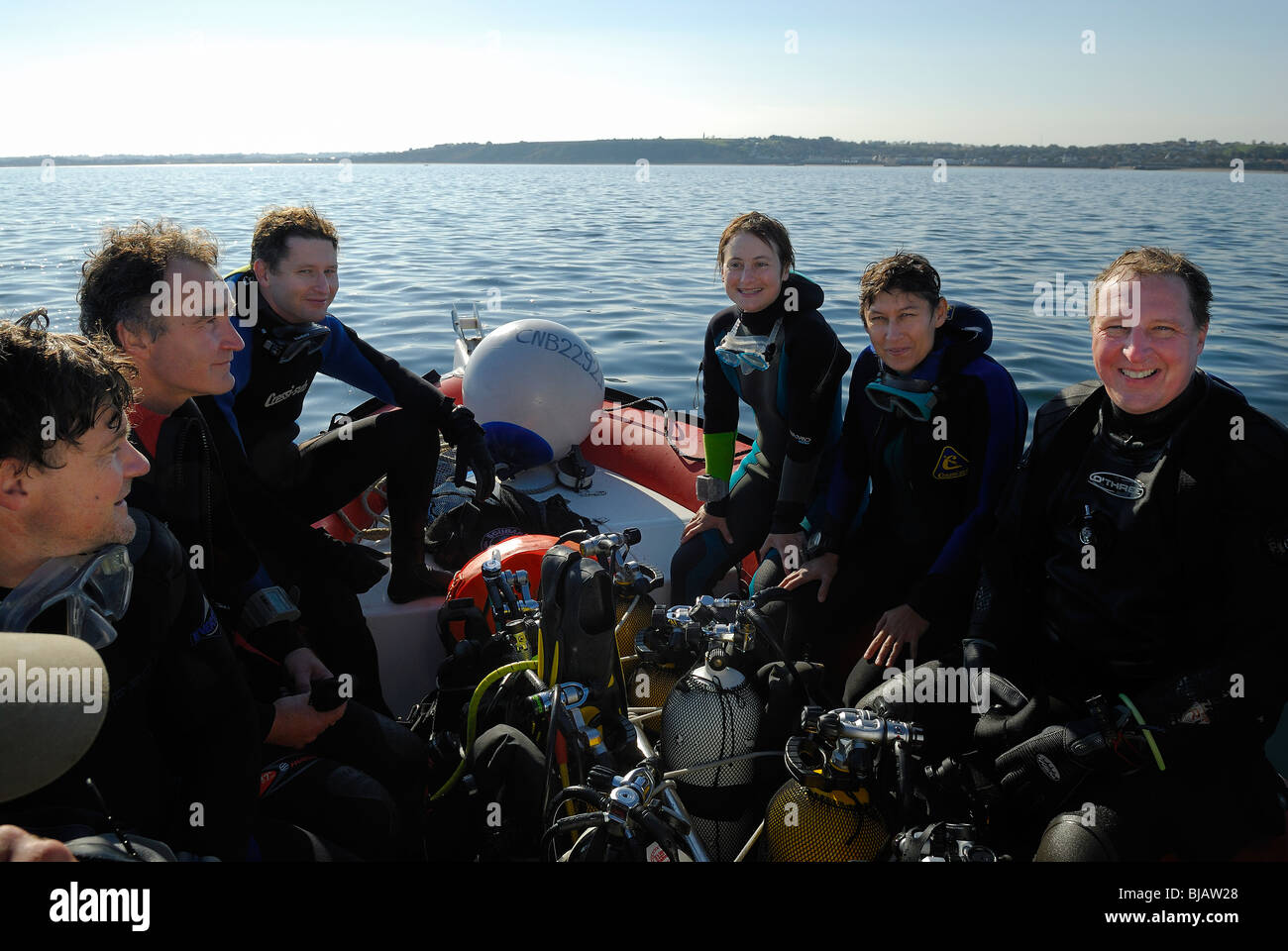 Les amateurs de plongée sous-marine à bord d'un bateau de plongée, Normandie, France Banque D'Images