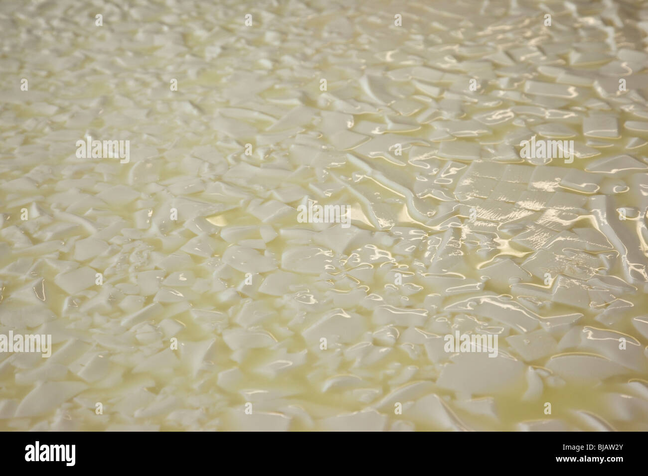 Close up de caillé et petit-lait au cours du processus de fabrication du fromage Banque D'Images
