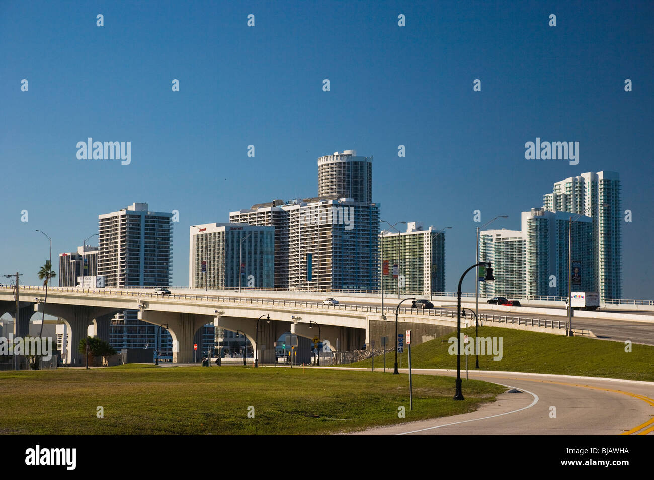 MacArthur Causeway et horizon de Miami, Floride, USA Banque D'Images