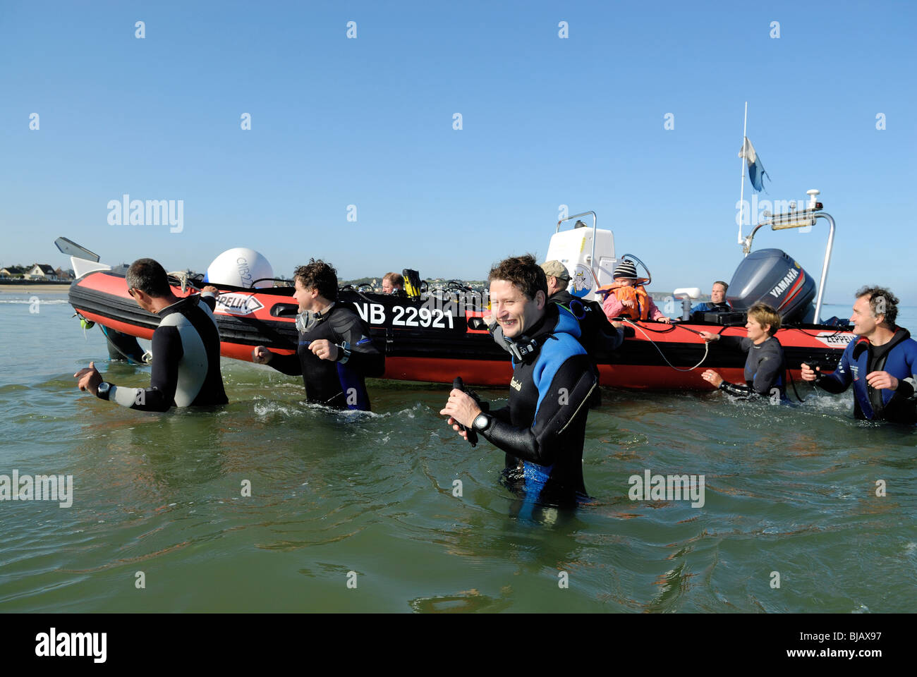 Les plongeurs sous-extraction d'un bateau de plongée gonflable, Normandie, France Banque D'Images