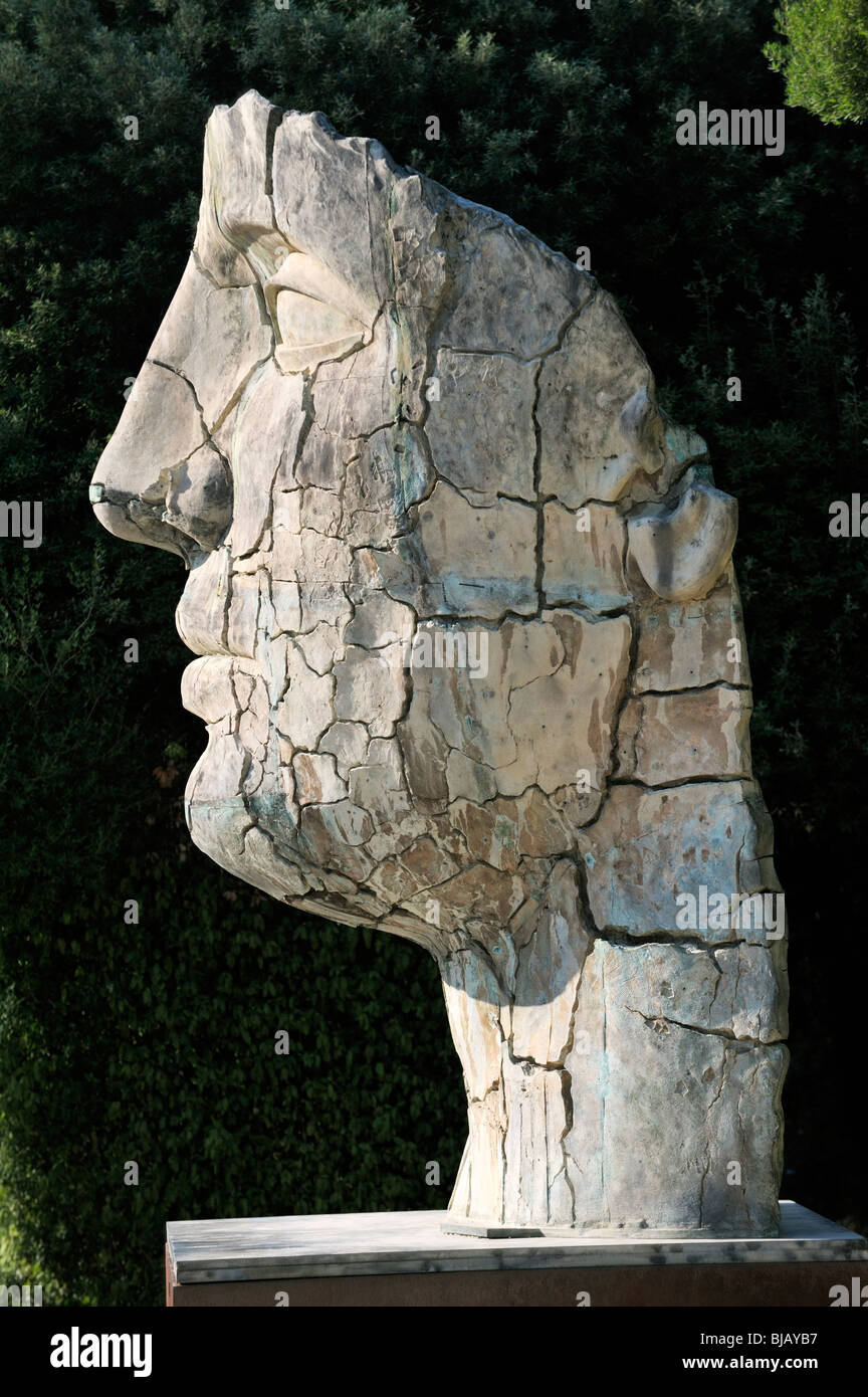 Tindaro Screpolato. Tête sculptée moderne par l'artiste Igor Mitoraj dans les jardins de Boboli, Florence, Italie Banque D'Images