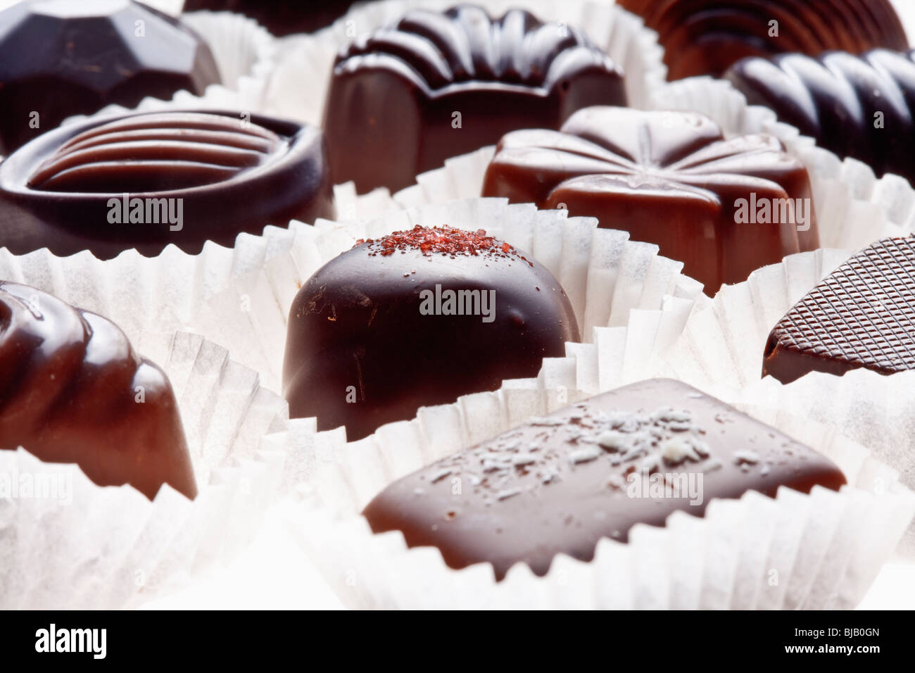 Assortiment de pralines au chocolat noir Banque D'Images