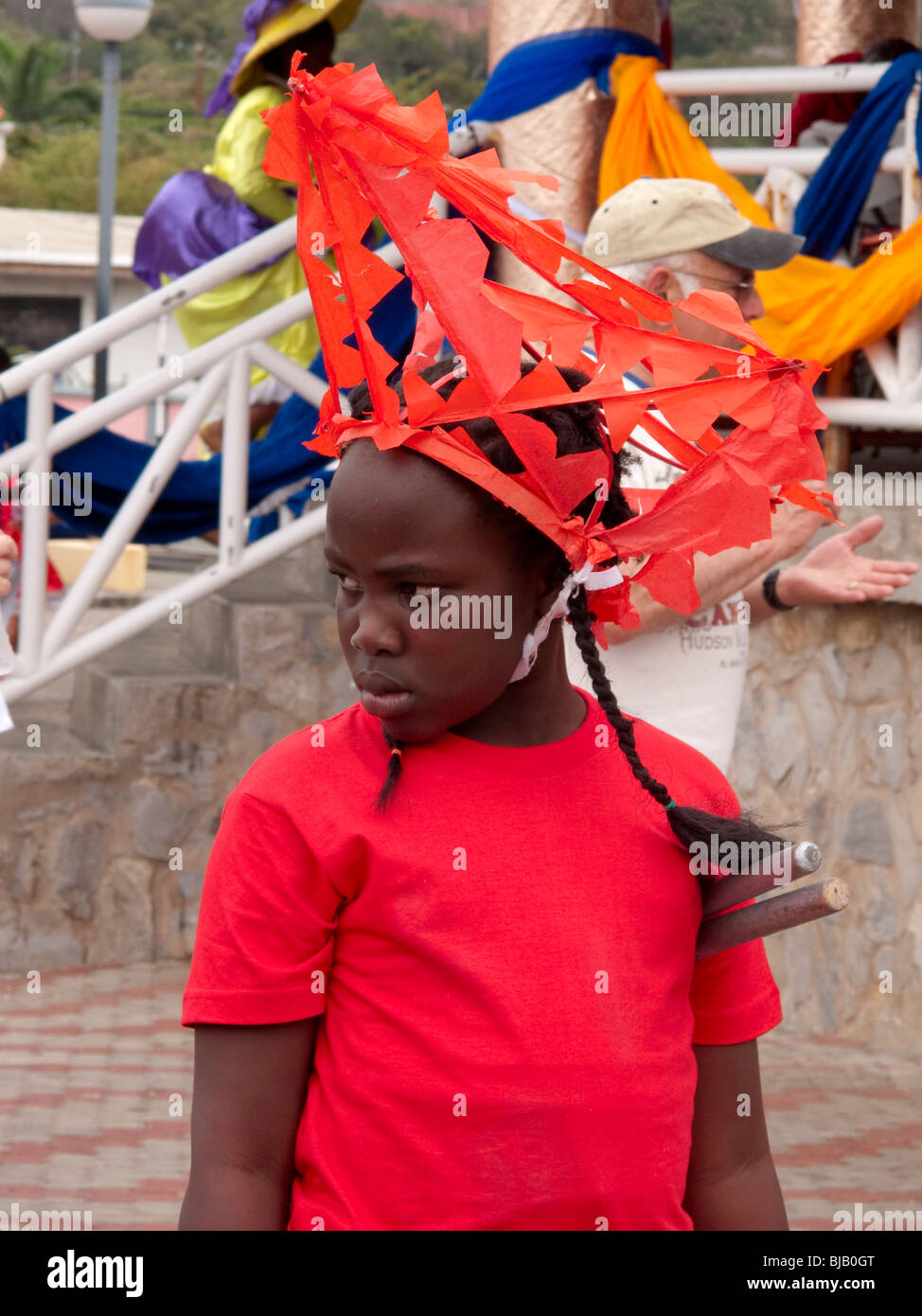 Une petite fille des Caraïbes dans le cadre d'une troupe de danse de carnaval à ses amis Banque D'Images