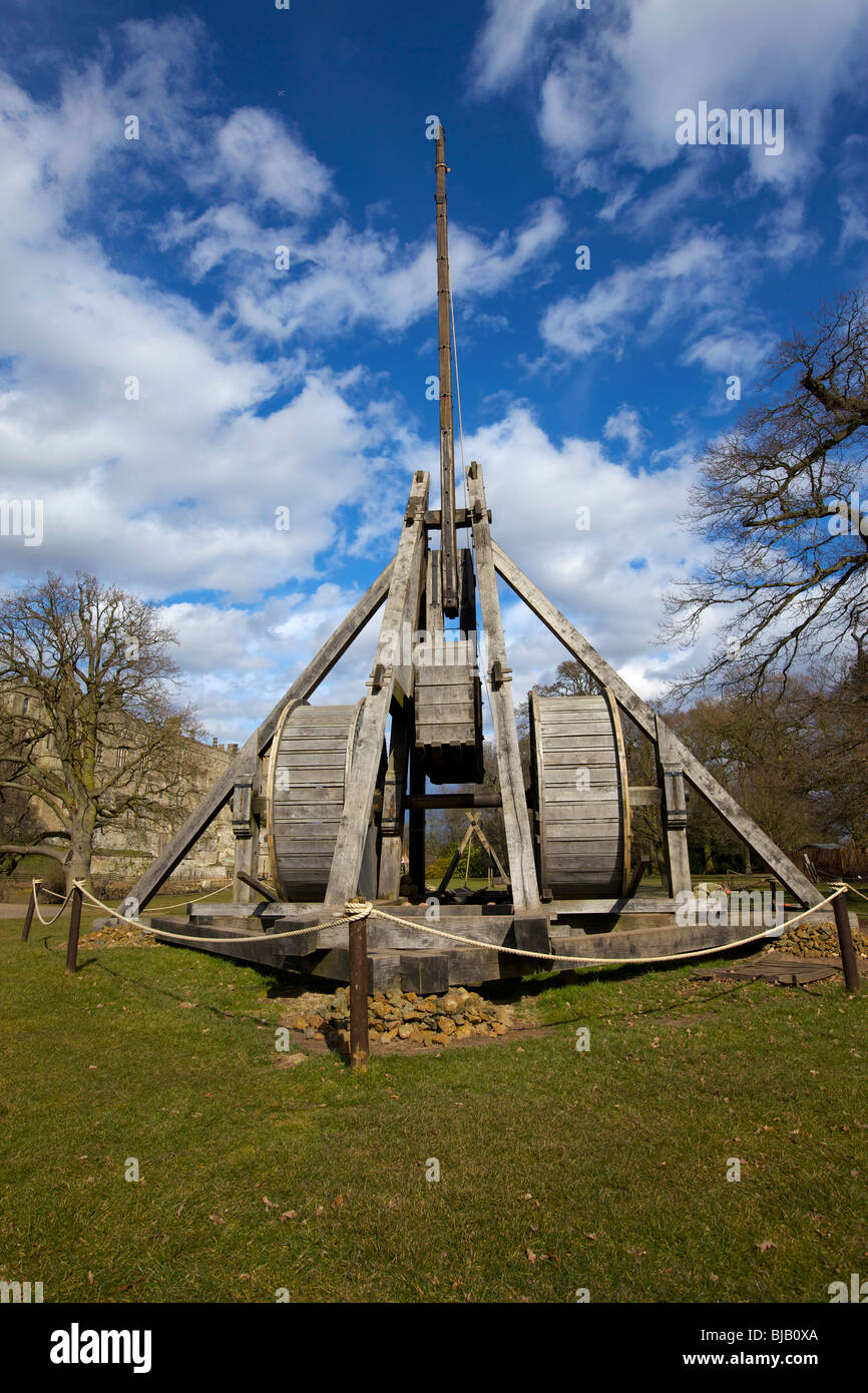 Une réplique d'un trébuchet médiéval à le château de Warwick au Royaume-Uni Banque D'Images