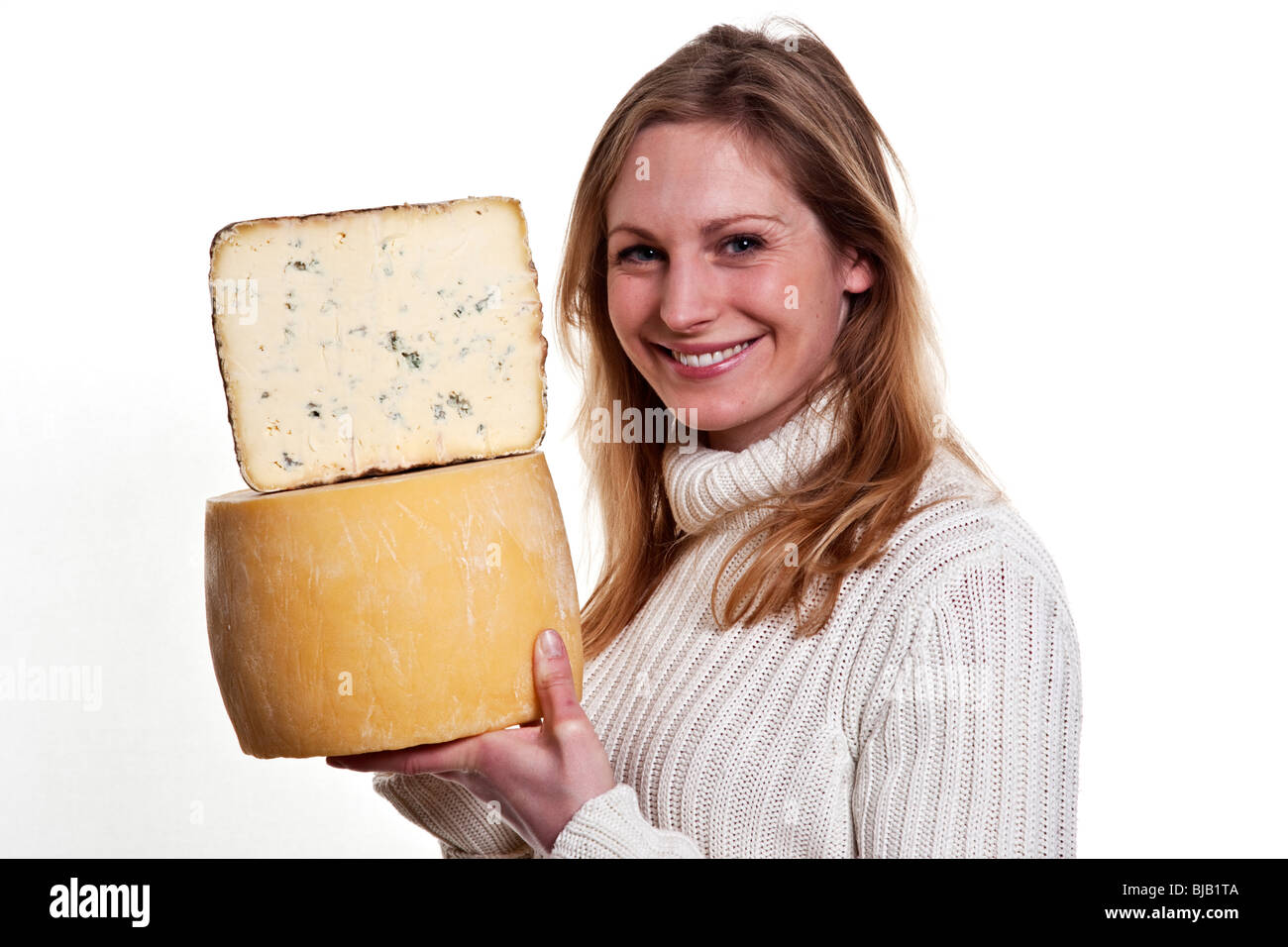 Ceri Cryer - un fromager basé dans le village de Wiltshire Brinkworth - posant avec certains de ses fromages primés Banque D'Images