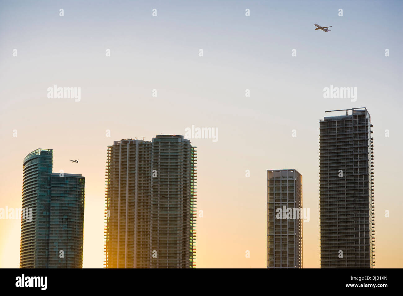 Des bâtiments et des avions au coucher du soleil, Miami Floride Banque D'Images