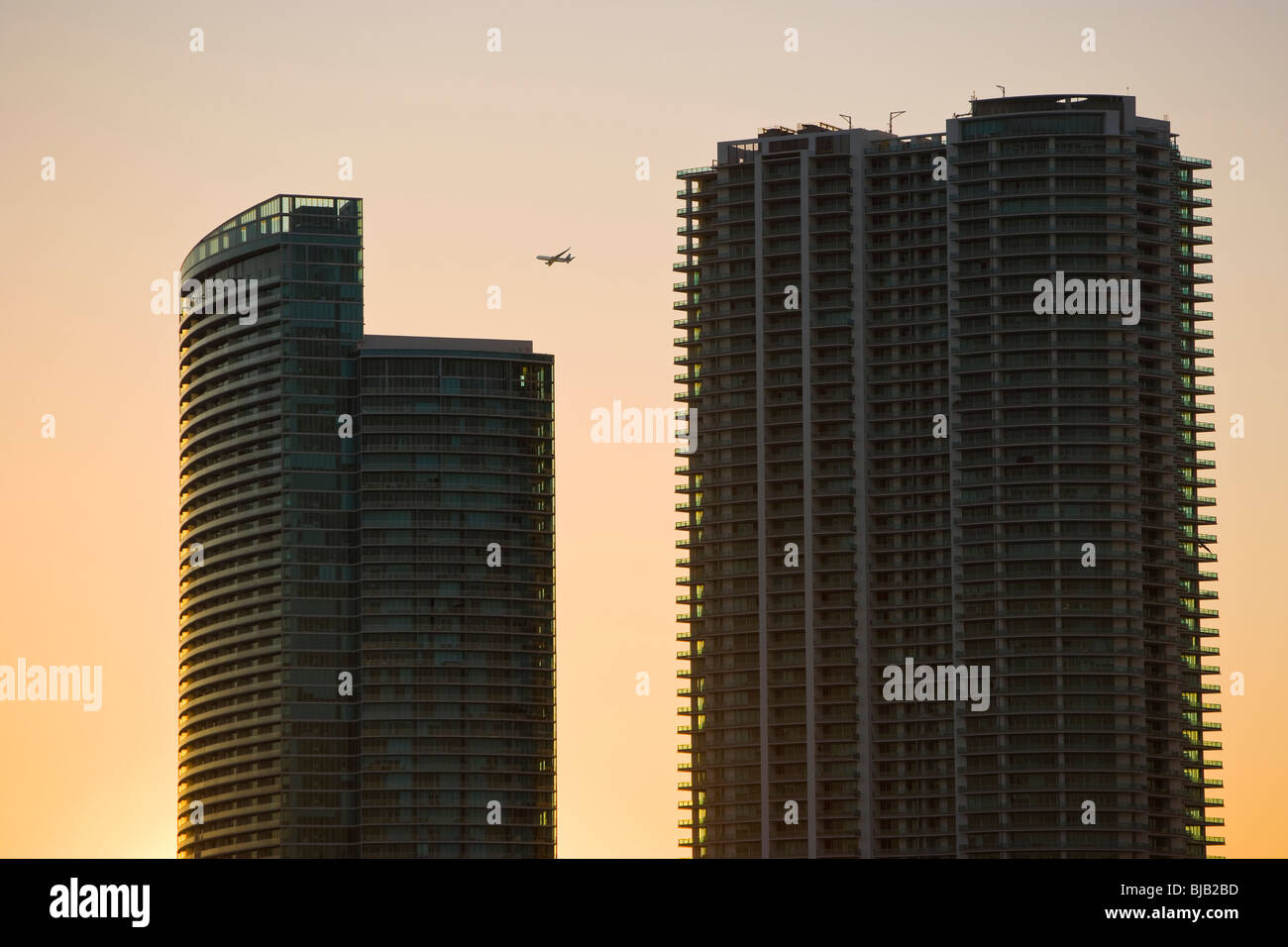 Les bâtiments et au coucher du soleil, l'avion Miami Floride Banque D'Images