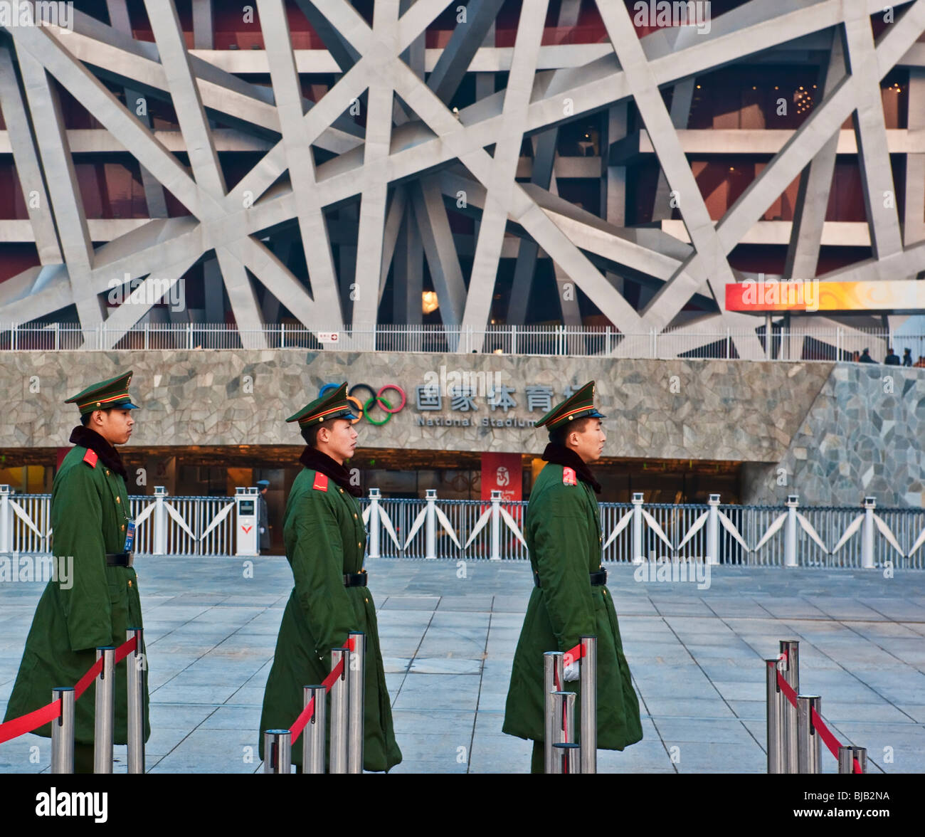 3 policiers gardant l'entrée du stade national d'Nest-Beijing, Beijing, Chine Banque D'Images