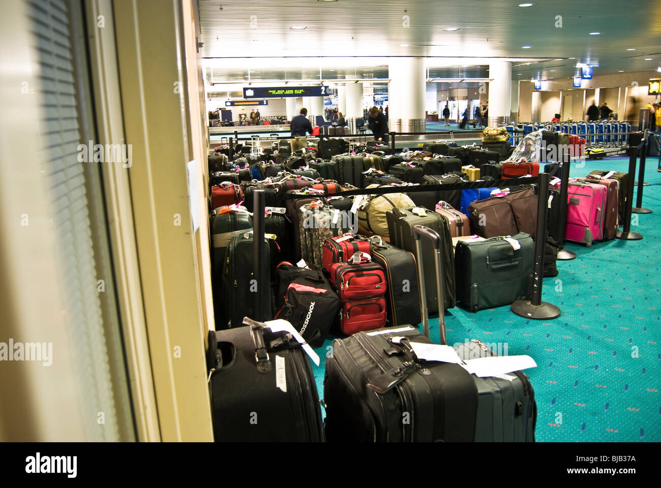 Assurance à la récupération des bagages de l'aéroport attendent des passagers d'arriver Banque D'Images