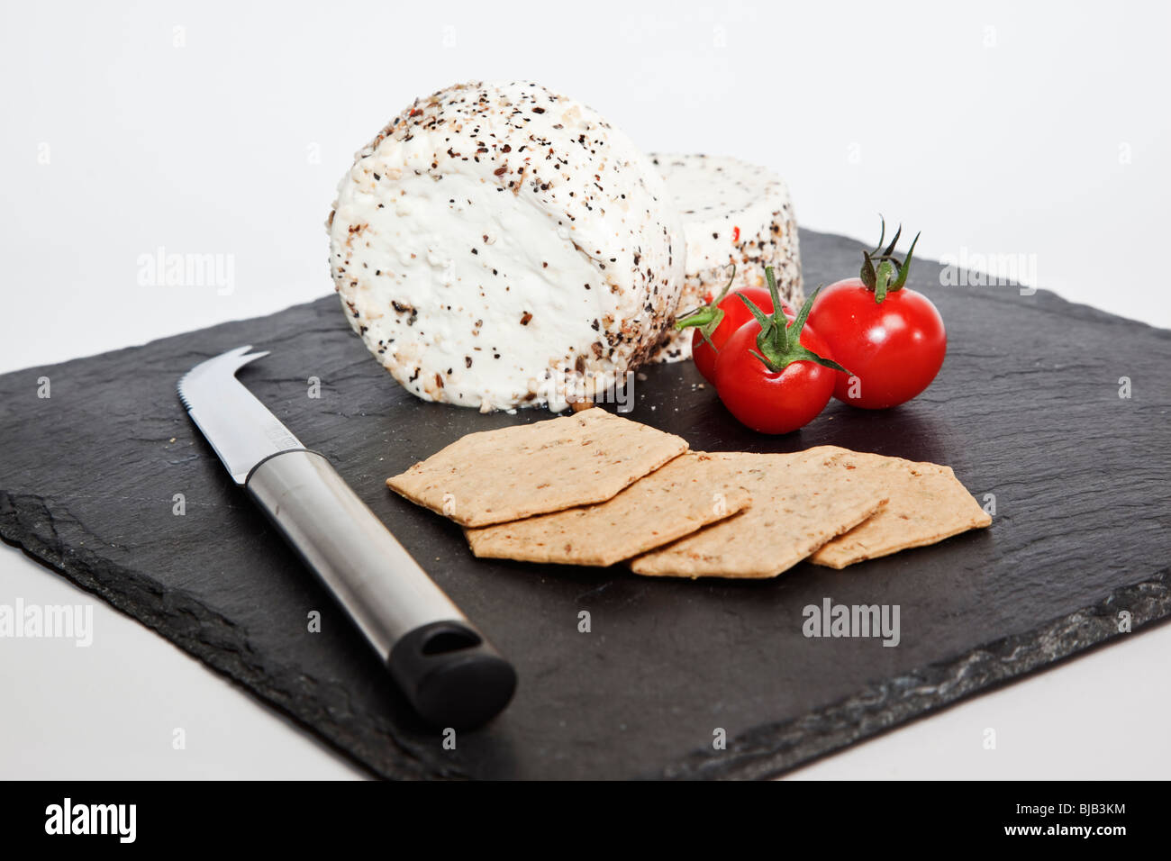 Still Life of soft round Brinkworth fromage avec tomates et craquelins Banque D'Images