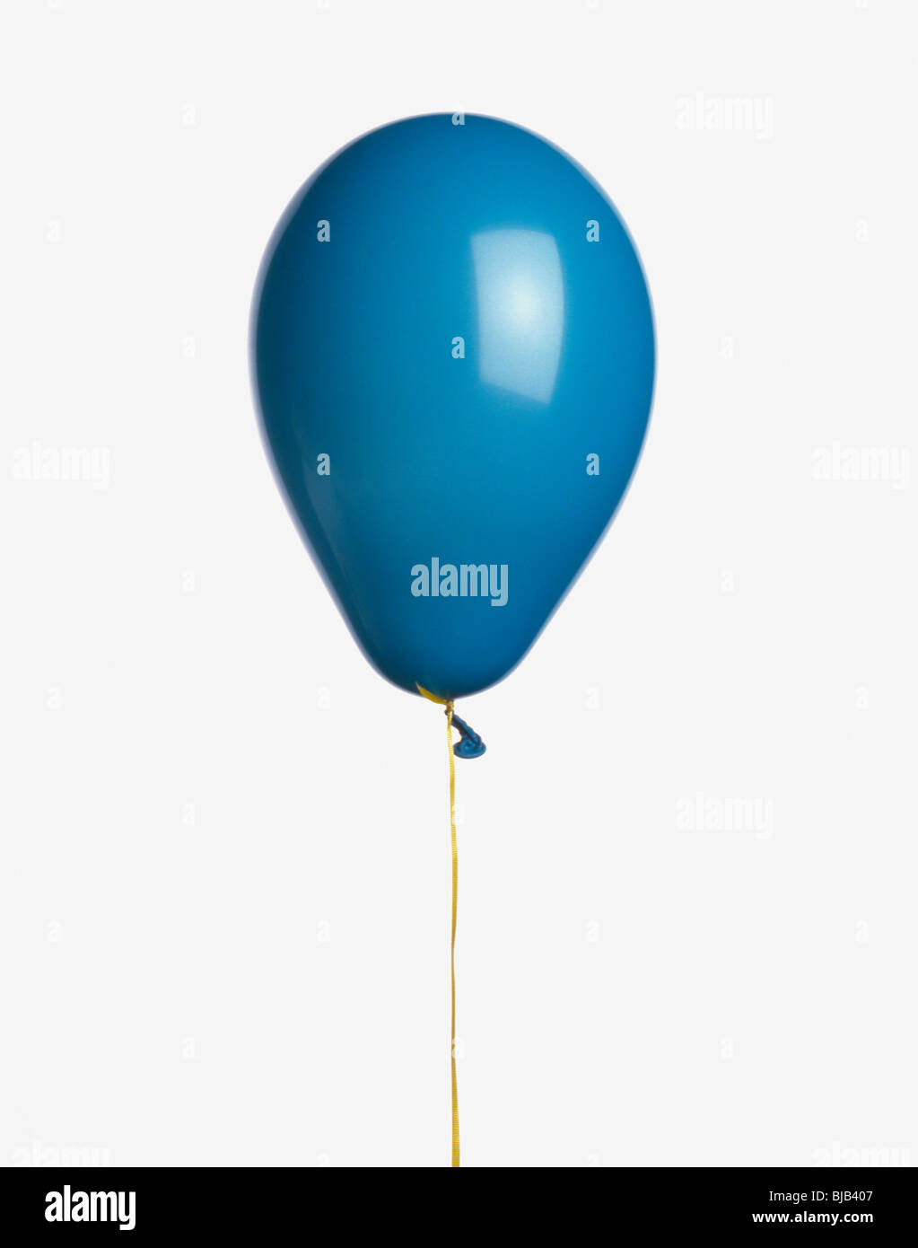 Ballon bleu avec coupe-ruban sur fond blanc Banque D'Images