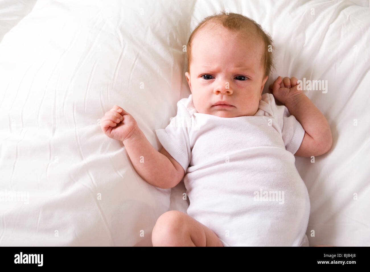 Un Mois Vieux Grincheux Bebe Bebe Couche Sur Le Doux Manteau Blanc Photo Stock Alamy Un Mois Vieux Grincheux Bebe Bebe Couche Sur Le Doux Manteau Blanc Photo Stock Alamy