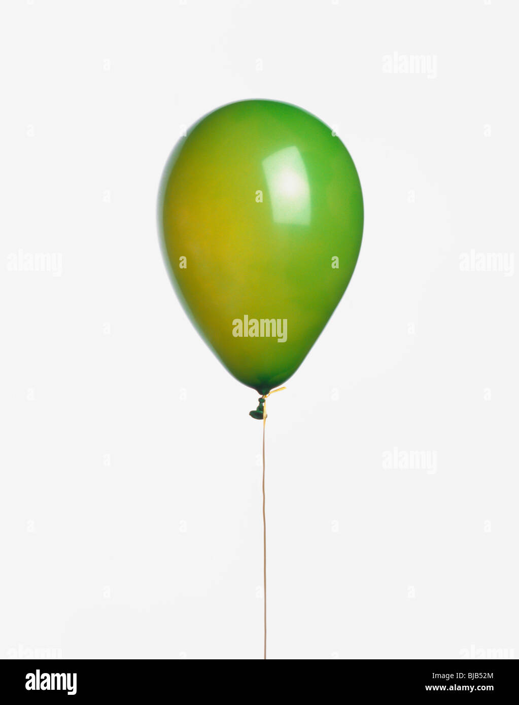 Ballon vert avec découpe du ruban sur fond blanc Banque D'Images