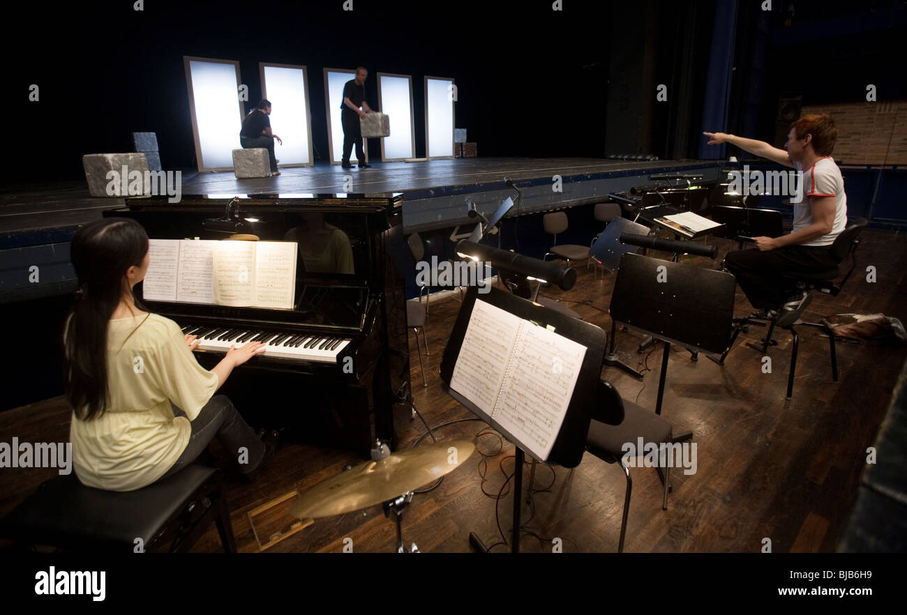 La production de théâtre répétition avec le pianiste et instruments à l'avant. Munich, Allemagne Banque D'Images