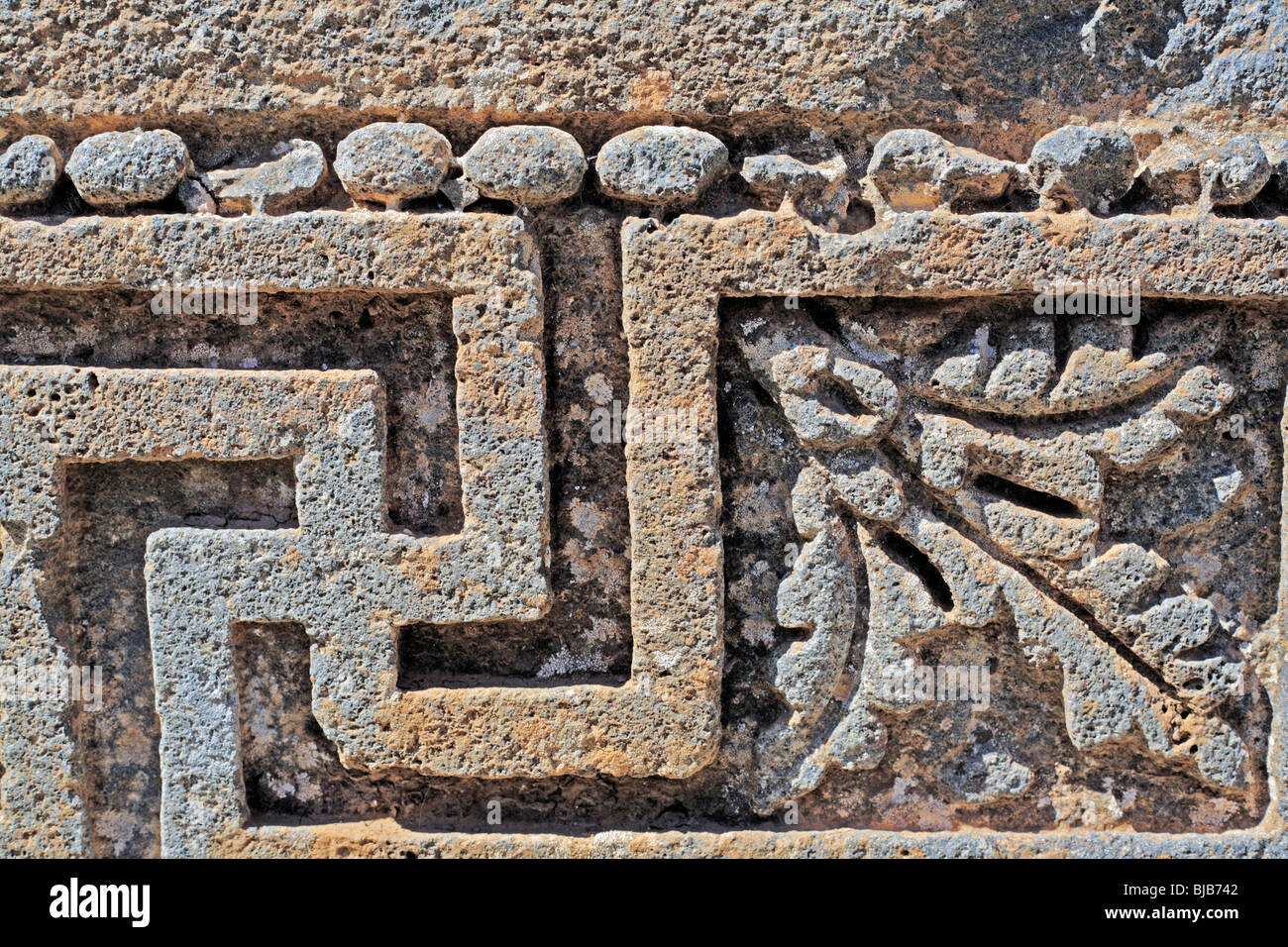 L'allégement de la pierre solaire avec croix gammée, le temple romain d'Helios, Qanawat, Syrie Banque D'Images