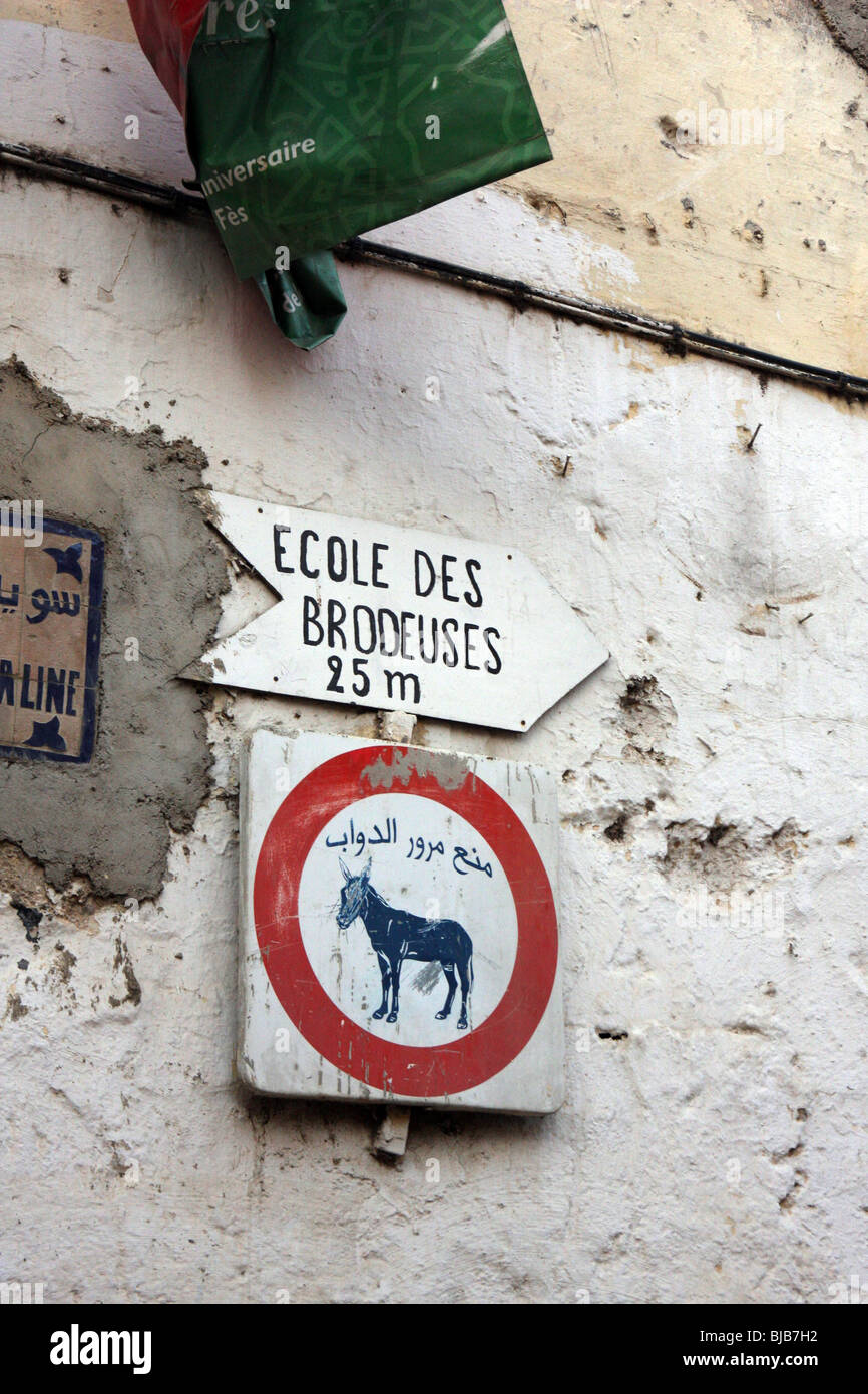 Poteau de signalisation indiquant que les ânes ne sont pas admis dans une rue de la Médina de Fès, Maroc Banque D'Images