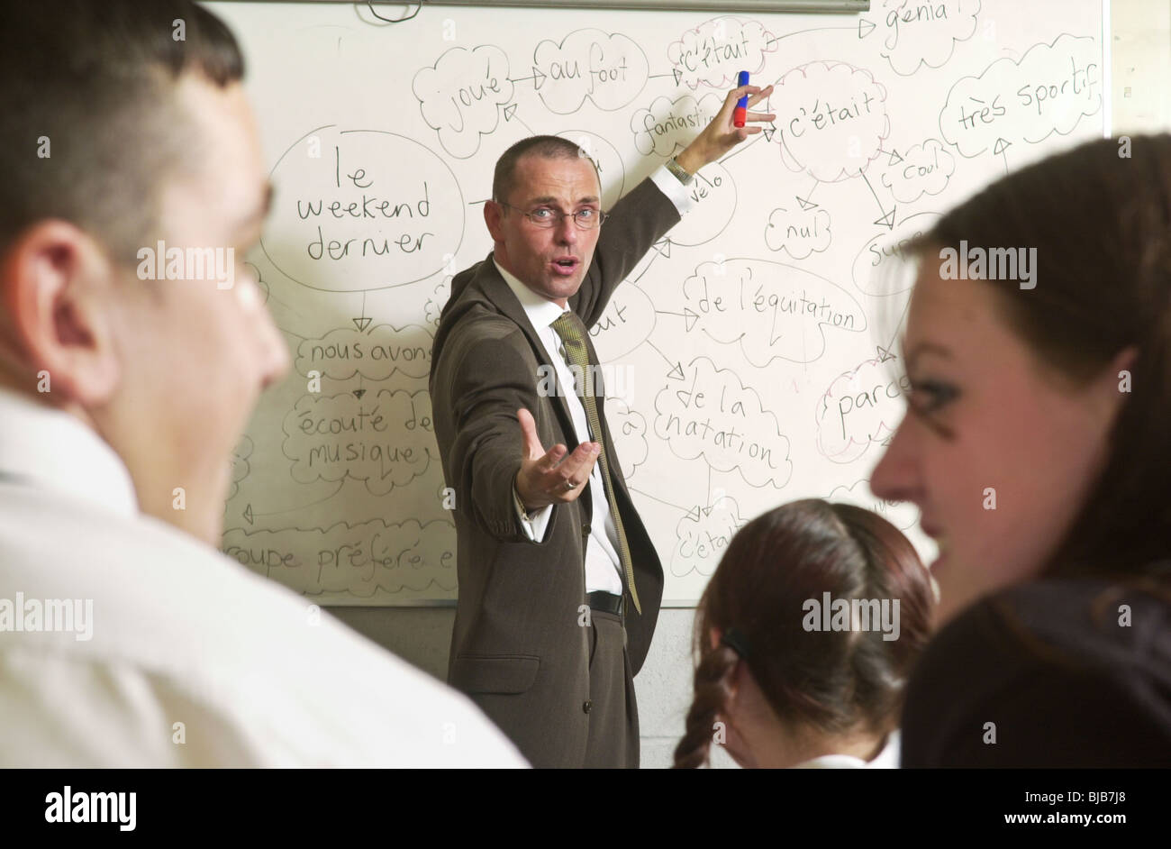Enseignant à l'aide 'mind mapping' white board de l'enseignement d'un an 11 Cours de langue française à l'école dans le sud du Pays de Galles UK Banque D'Images