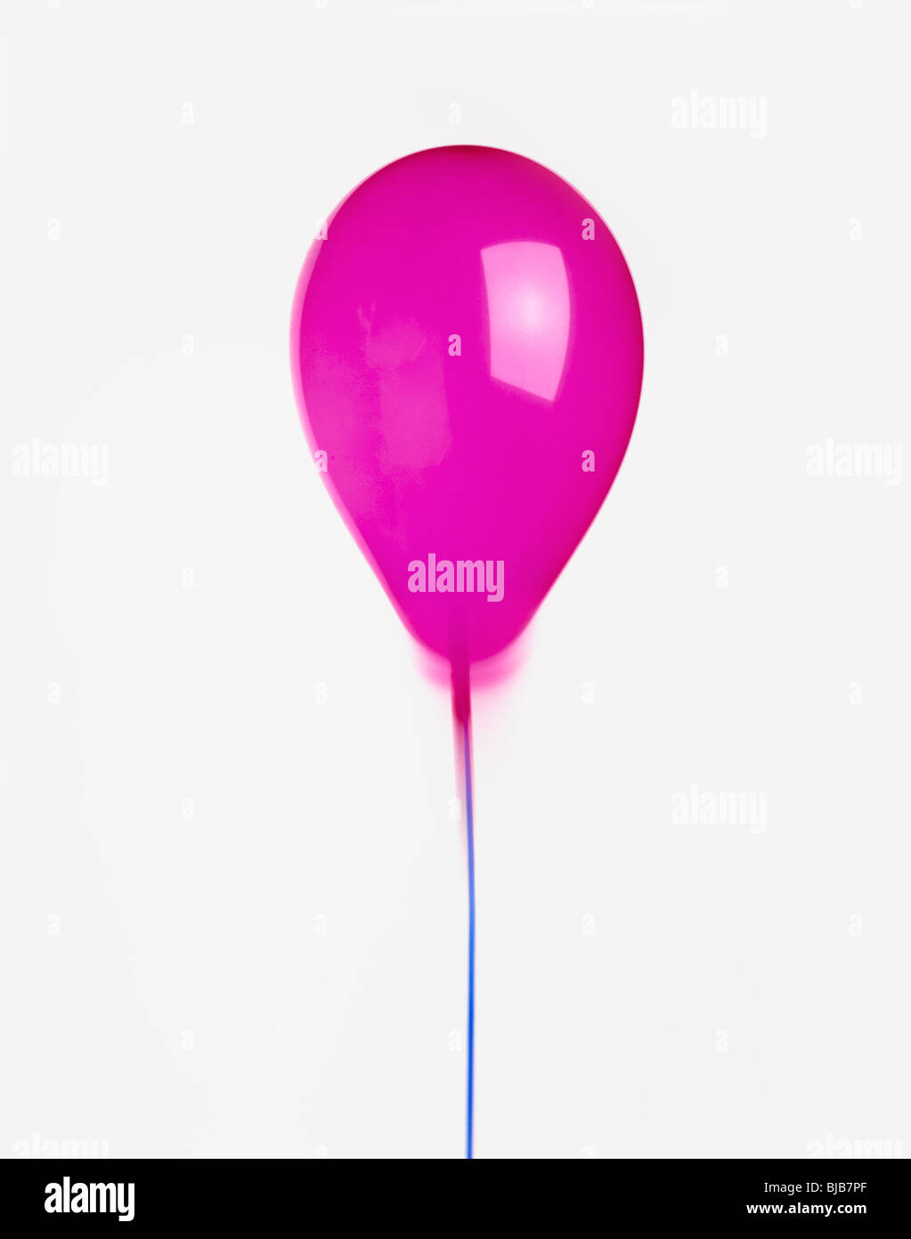 Ballon hélium violet avec coupe-ruban sur fond blanc Banque D'Images