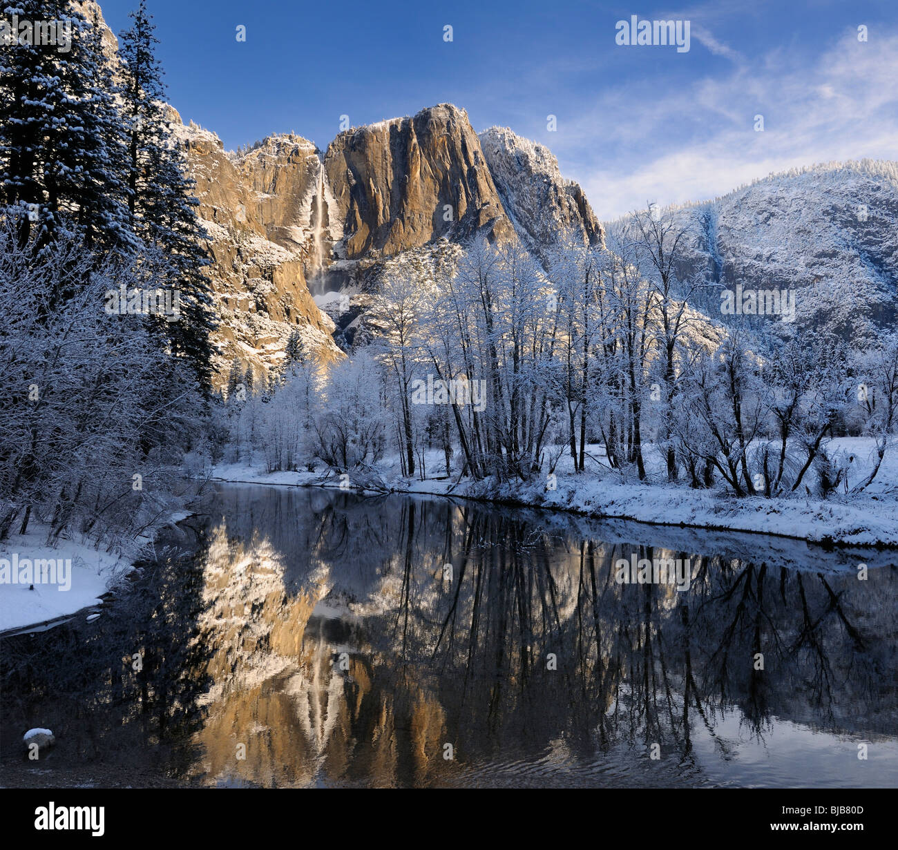 Réflexions du point de Yosemite et la partie supérieure de la chute de la rivière Merced avec des arbres couverts de neige Yosemite National Park California USA Banque D'Images