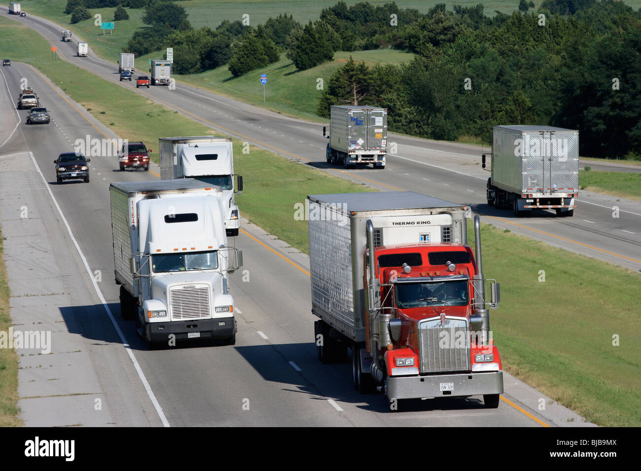 Camions sur une autoroute, noyer, USA Banque D'Images