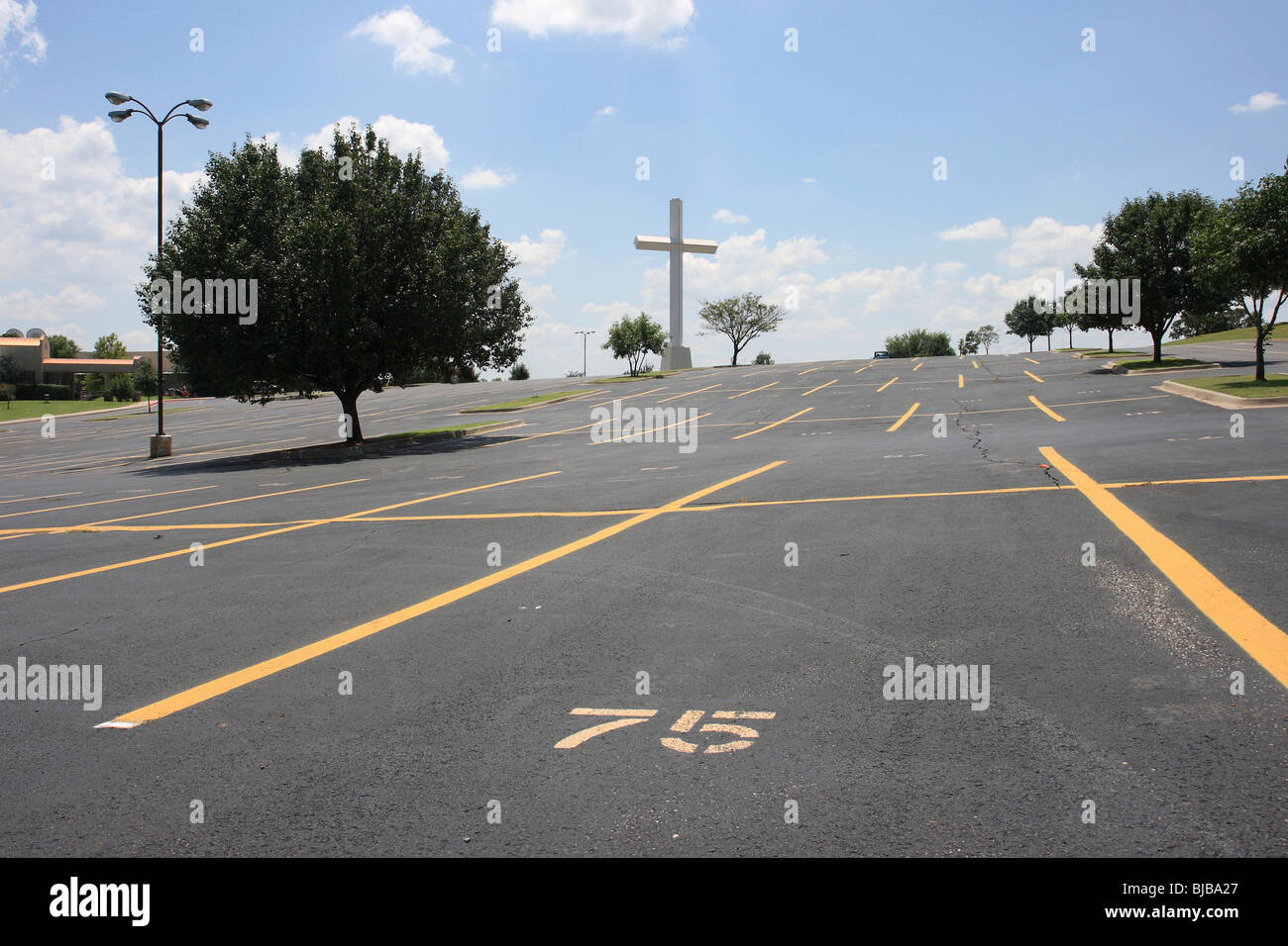 Parking et Livechurch.tv cross, Edmond, États-Unis Banque D'Images
