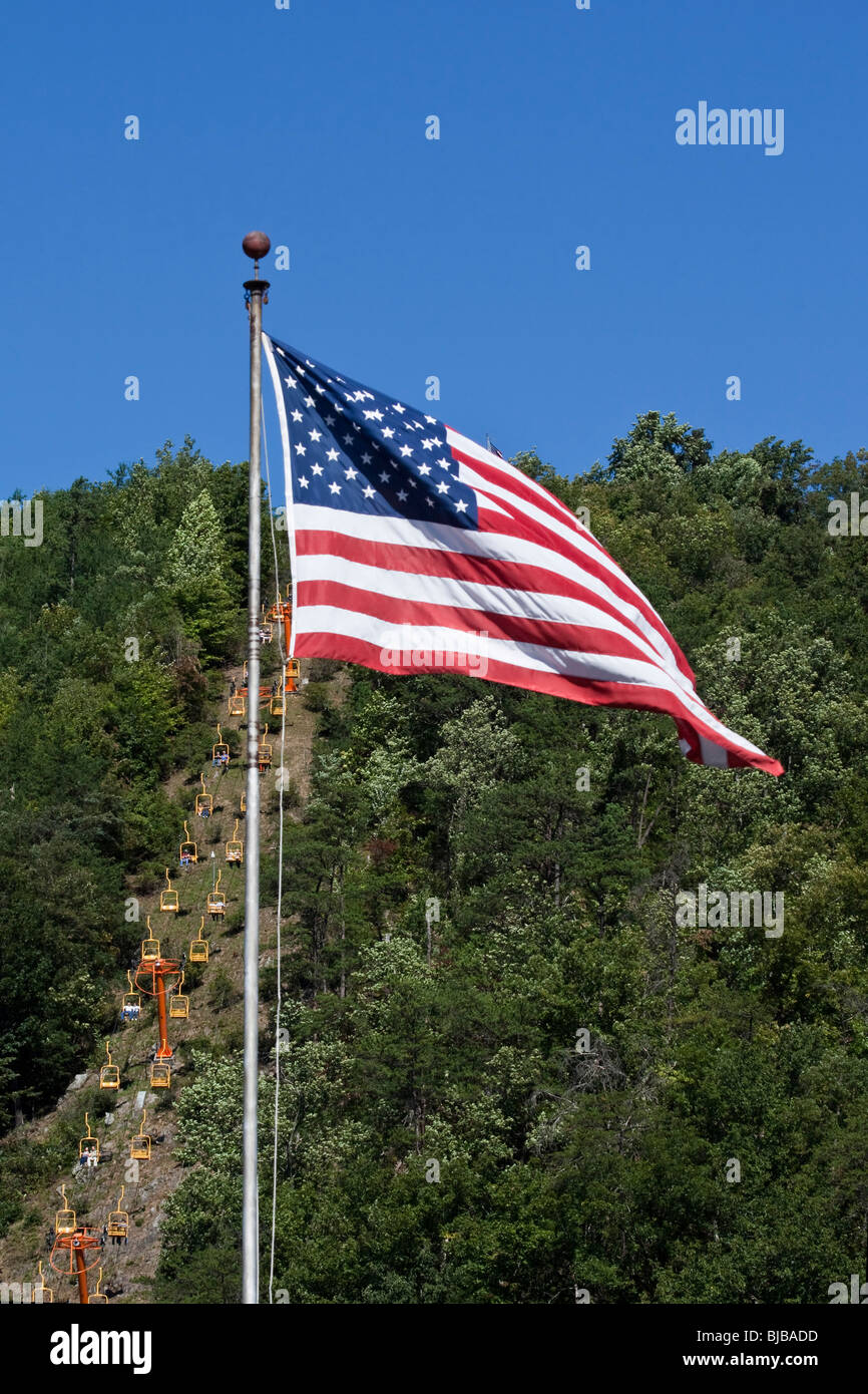 Touristes sur un ascenseur Crockett a Center City Gatlinburg Tennessee TN avec aux Etats-Unis U S le drapeau sur un poteau vole la vie quotidienne quotidienne verticale haute résolution Banque D'Images