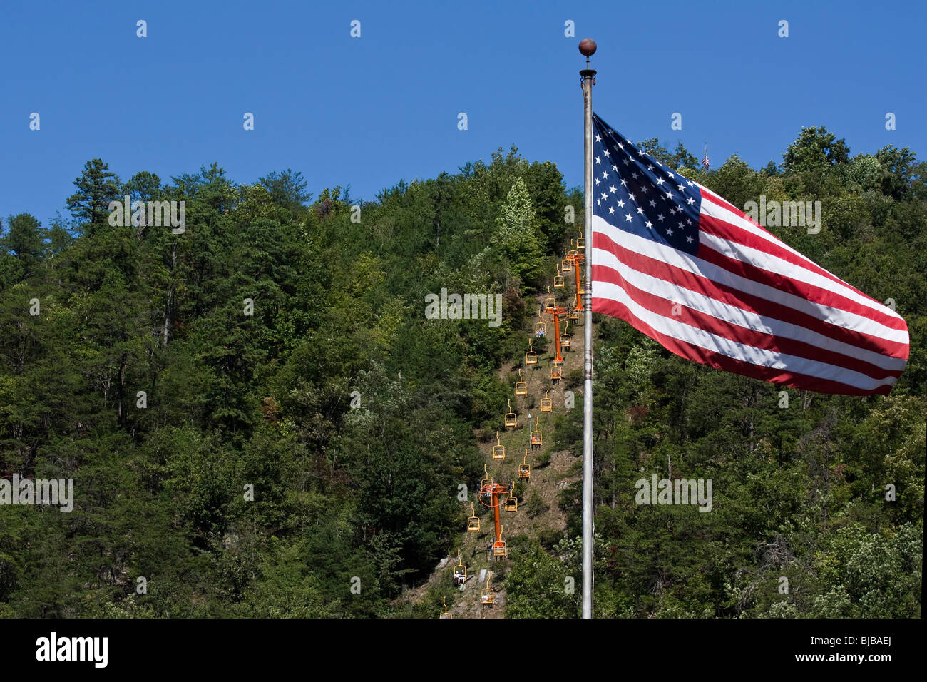 Touristes sur un ascenseur Crockett a Center City Gatlinburg Tennessee TN avec aux Etats-Unis U S le drapeau sur un poteau vole la vie quotidienne quotidienne horizontale haute résolution Banque D'Images