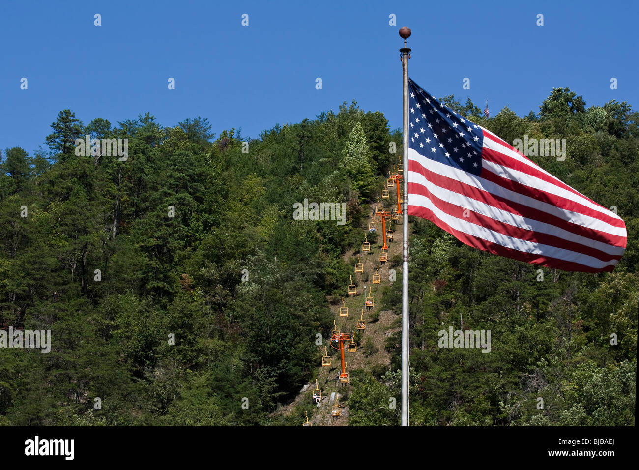 Touristes sur un ascenseur Crockett a Center City Gatlinburg Tennessee TN avec forêt aux États-Unis et drapeau U.S.on stand poteau ondulant la vie quotidienne quotidienne haute résolution Banque D'Images