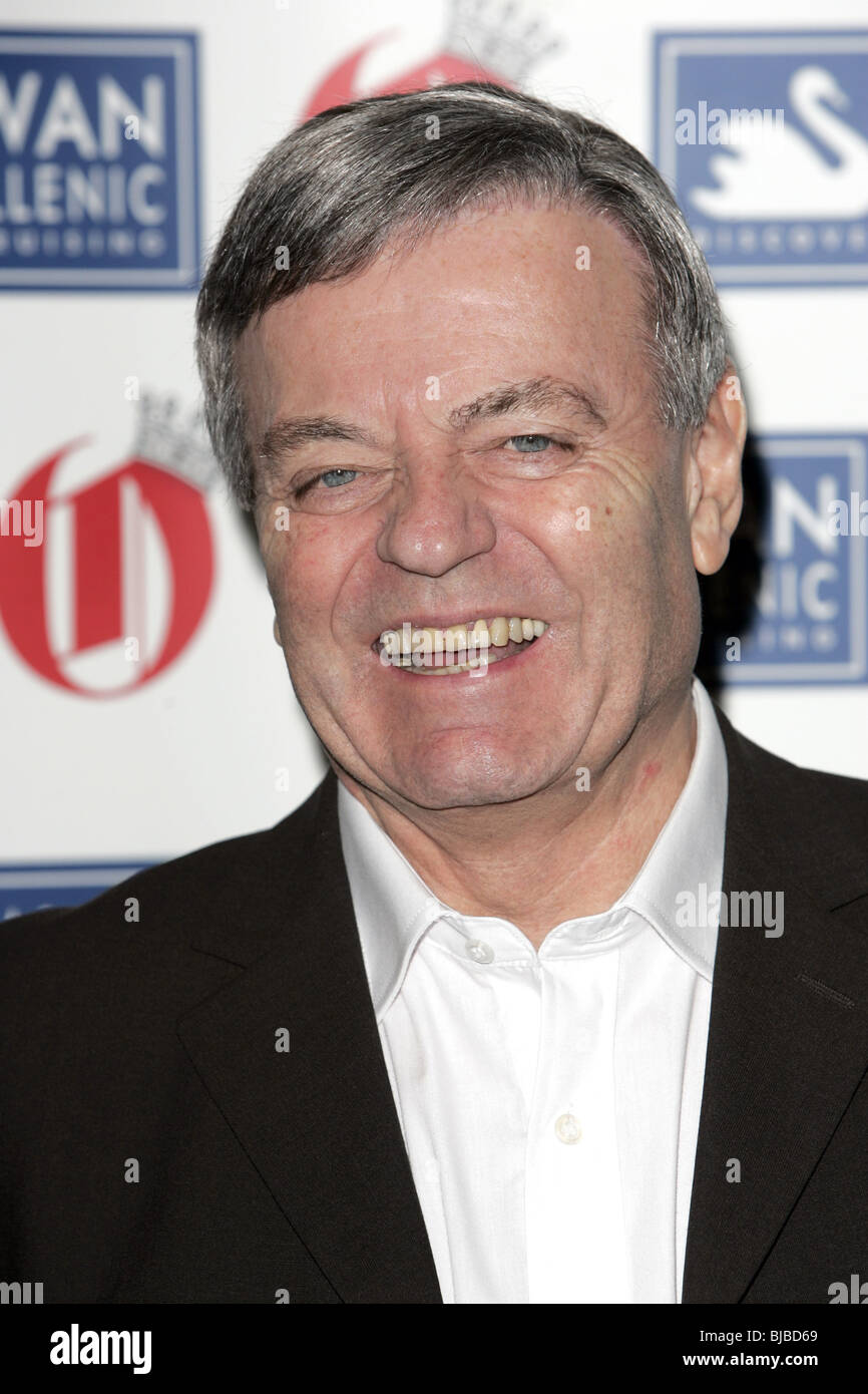 TONY BLACKBURN OLDIE DE L'ANNÉE 2009 DANS LES SIMPSON STRAND LONDRES THE STRAND Londres Angleterre 24 Février 2009 Banque D'Images