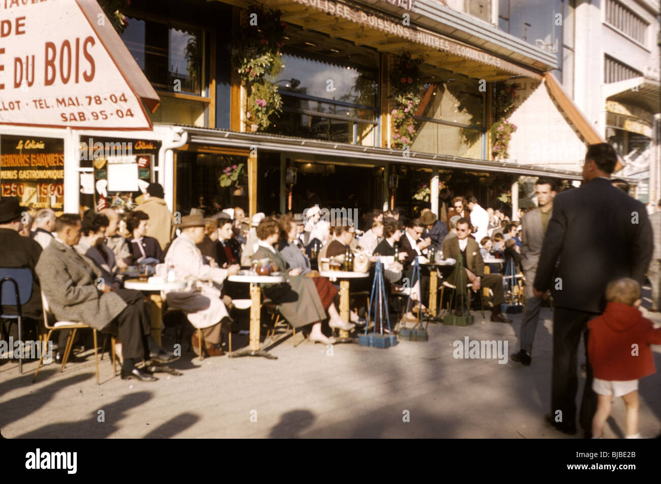 Café-terrasse avec les usagers Paris, France en 1959. Banque D'Images