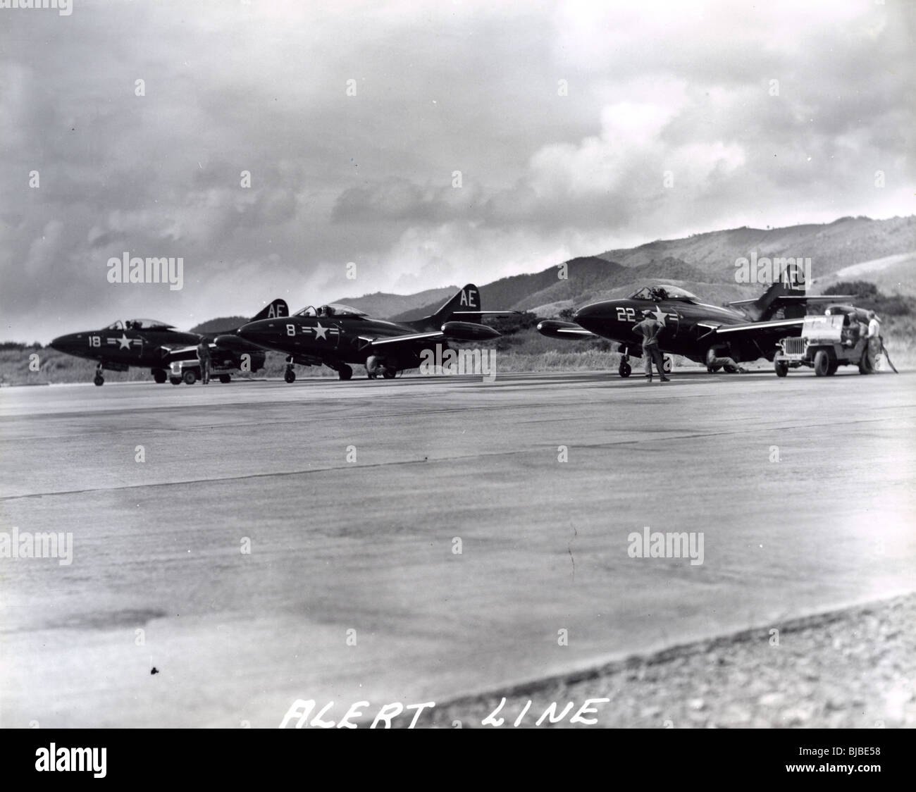 Une ligne de Grumman F9F Panther d'avions de chasse est stationné et prêt au décollage pendant la guerre de Corée. Pantherjet alerte jet fighter Banque D'Images