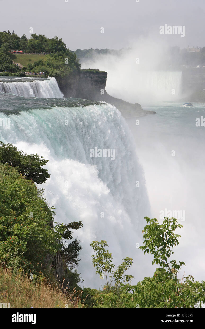 Les eaux écumeuses de la Niagara Falls, États-Unis d'Amérique Banque D'Images