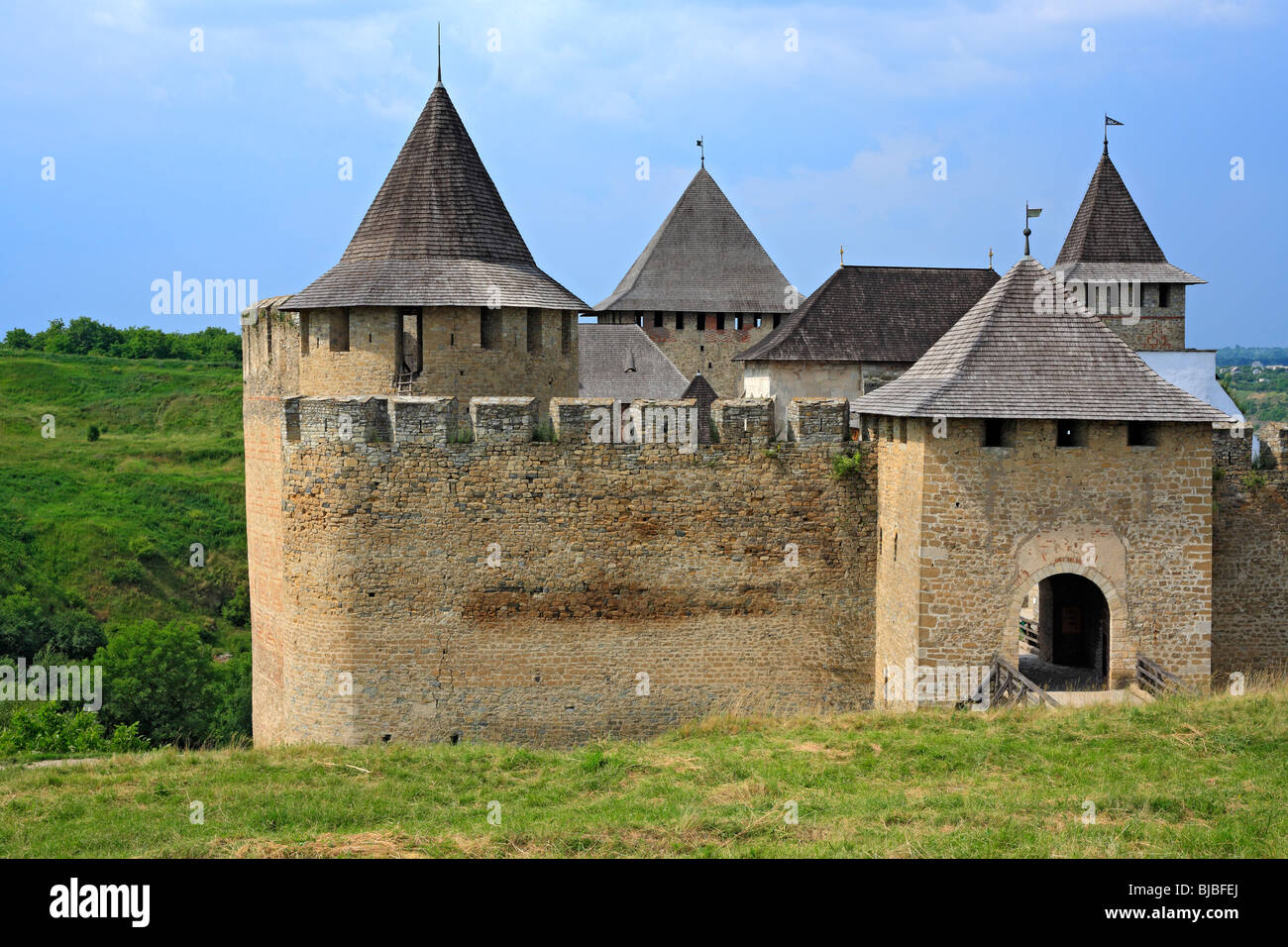 Les murs et les tours de la forteresse de Khotin (1325-1460), château médiéval, Dniestr, Podolie, Chernivtsi oblast (province), Ukraine Banque D'Images